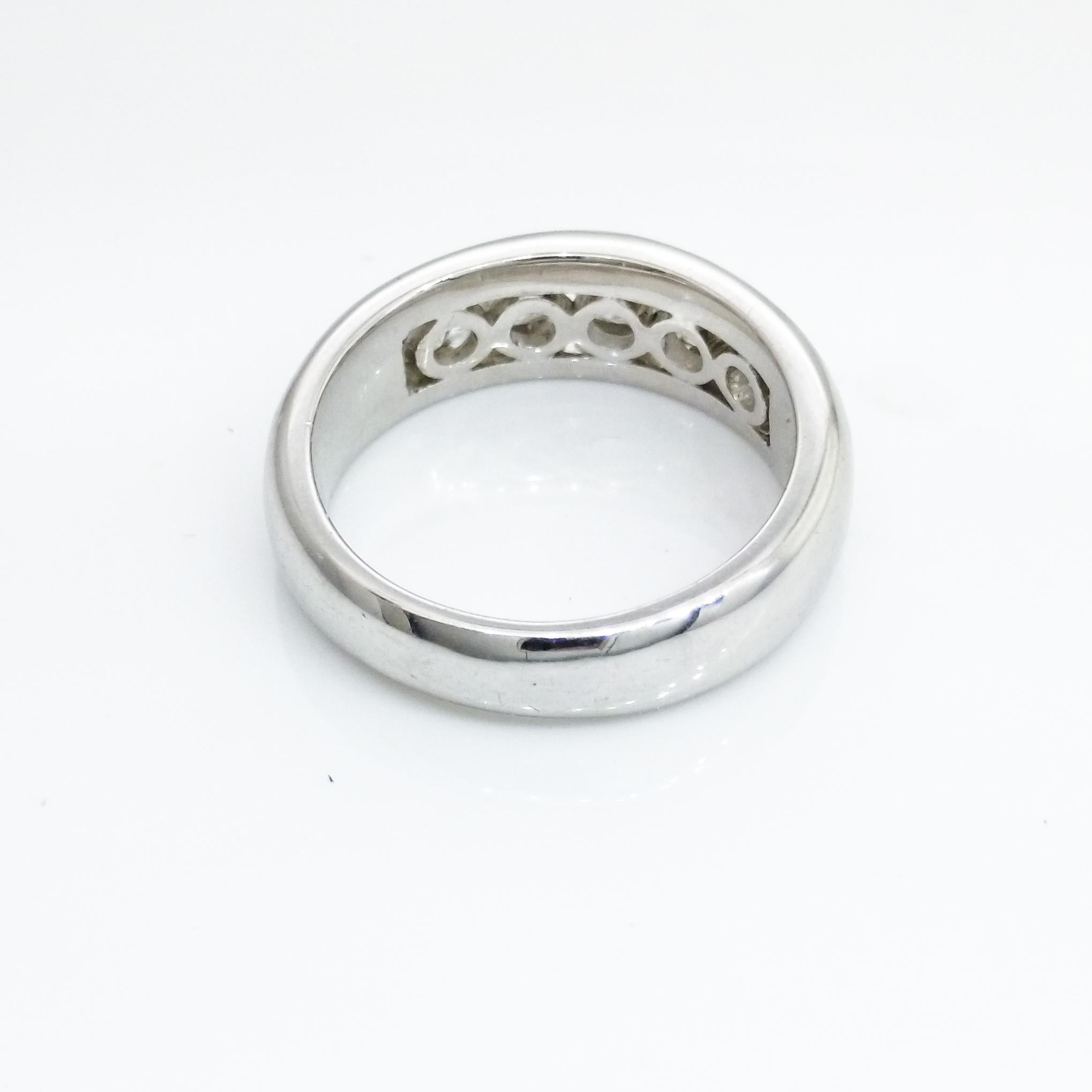 Anello con cinque diamanti in oro bianco Hand Made In condizioni Nuovo in vendita a MELBOURNE, VIC