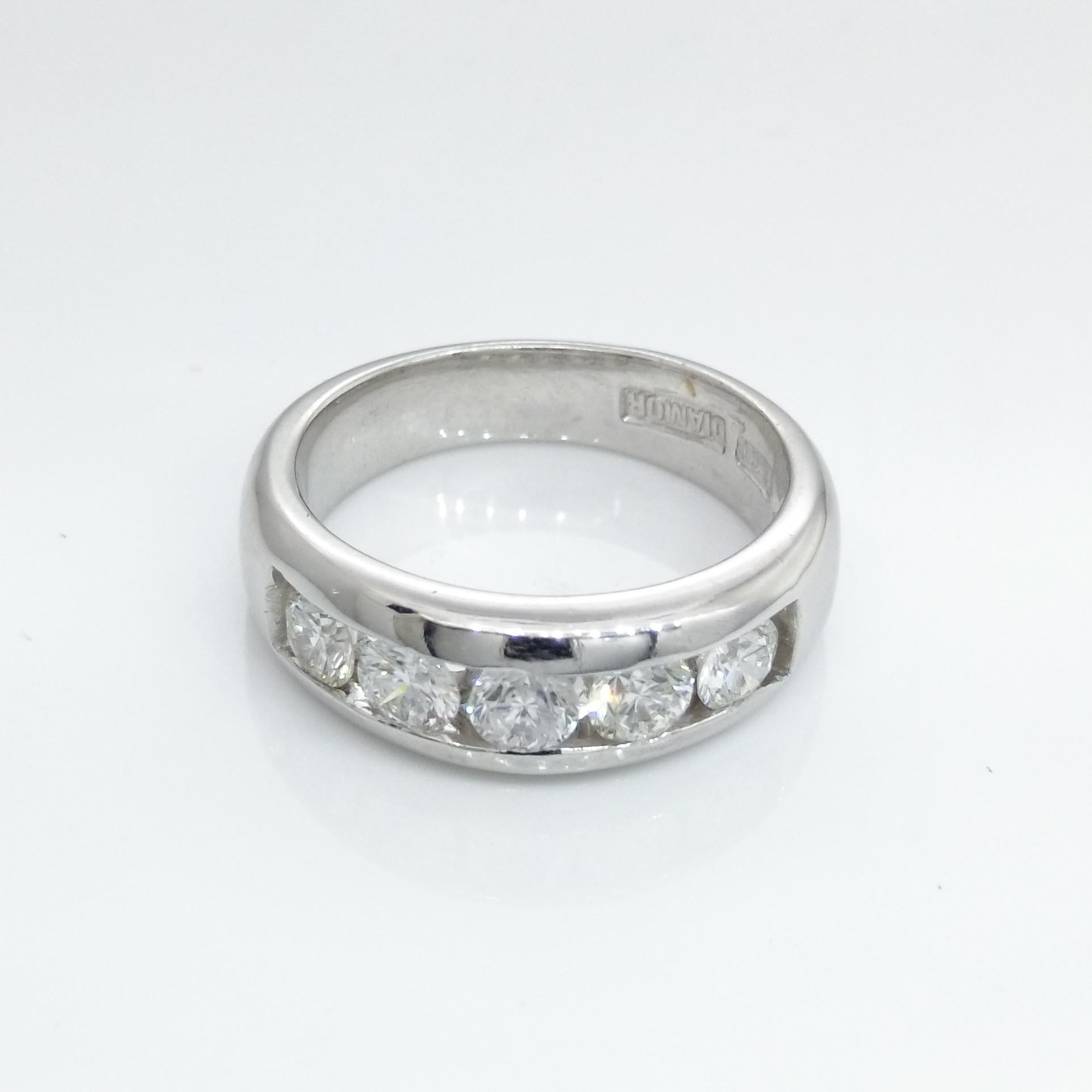 Donna Anello con cinque diamanti in oro bianco Hand Made in vendita