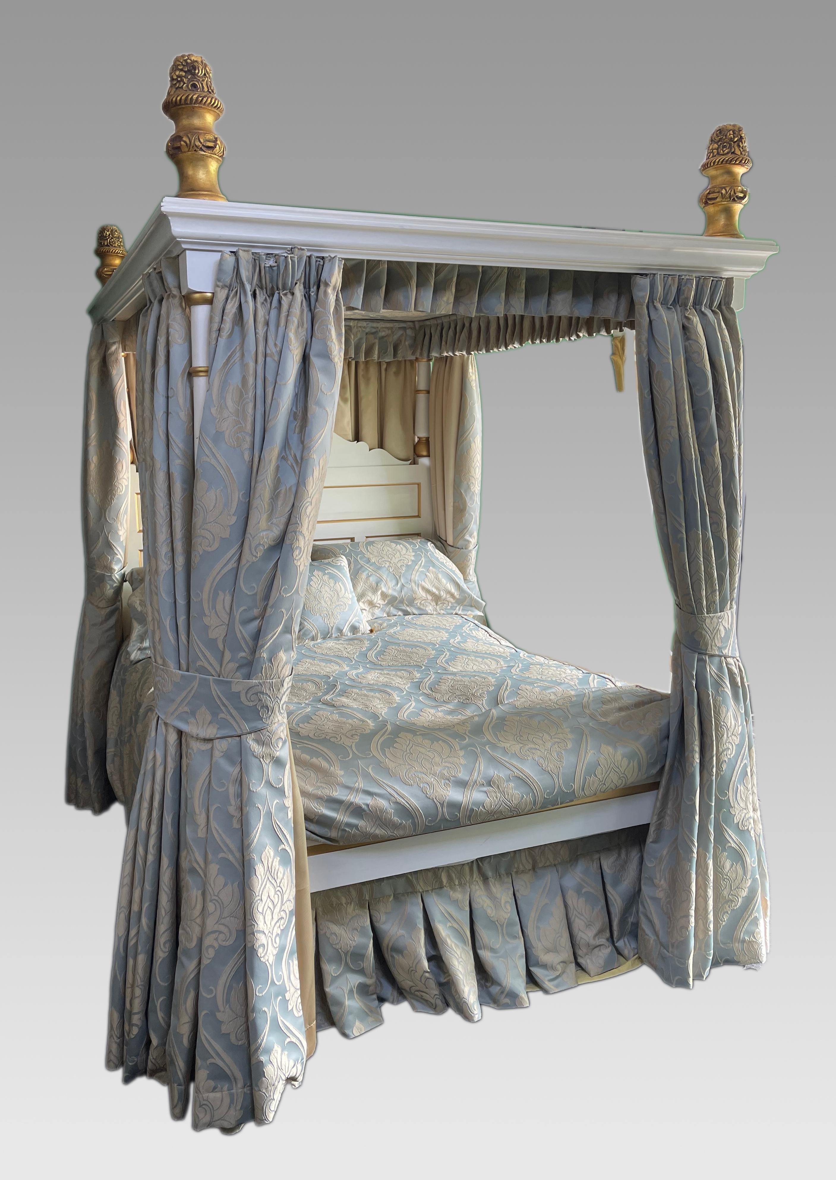 Elegant lit à baldaquin artisanal en blanc et or avec draperie en soie sur mesure

Un beau lit à baldaquin finement réalisé, datant du milieu du vingtième siècle, récemment rénové à un niveau élevé. Le cadre est sculpté à la main dans le bois, avec