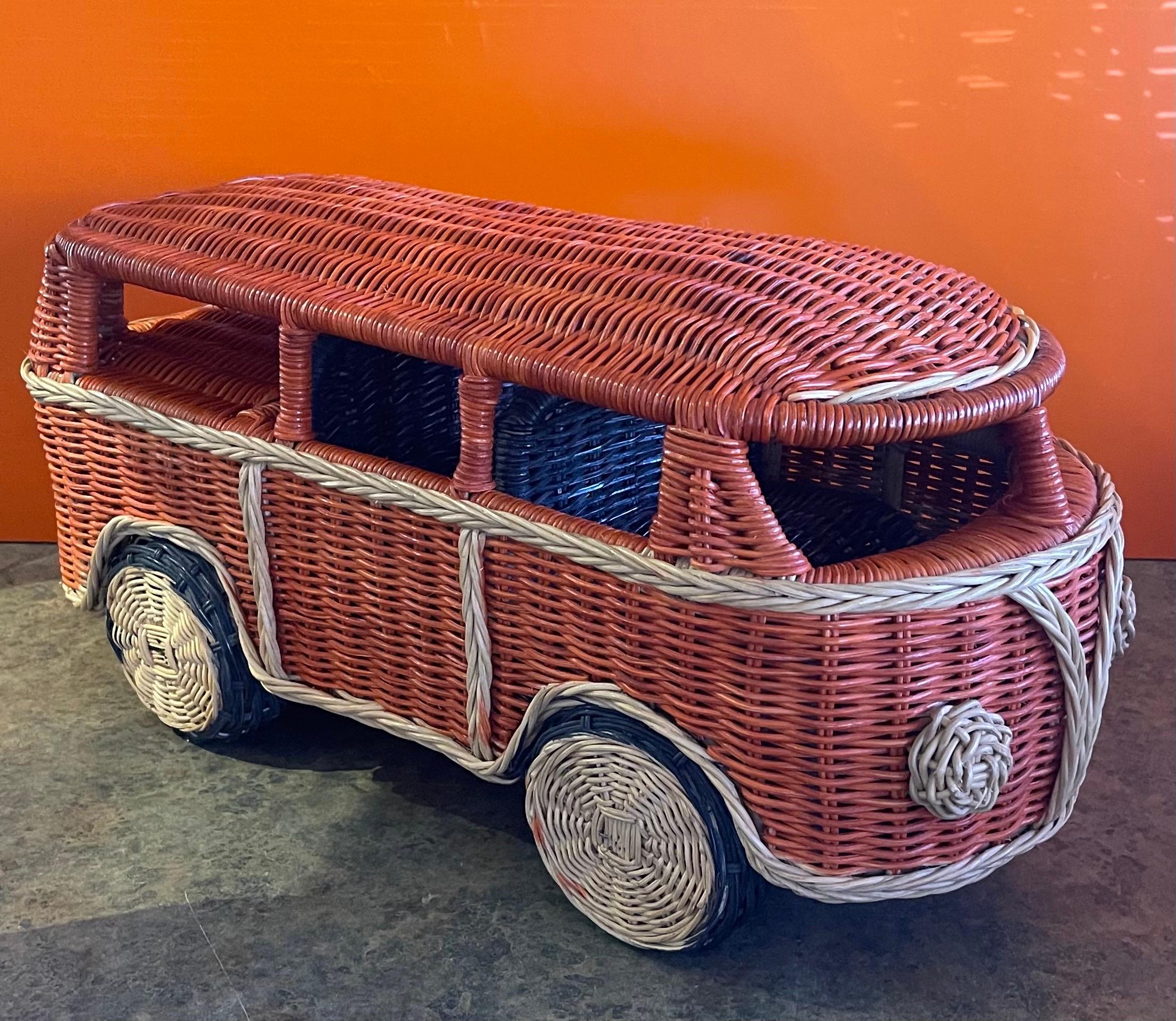 Un raro e divertente furgoncino/camper Volkswagen in vimini fatto a mano, circa anni '70. Il pezzo è in ottime condizioni vintage e misura 21,5