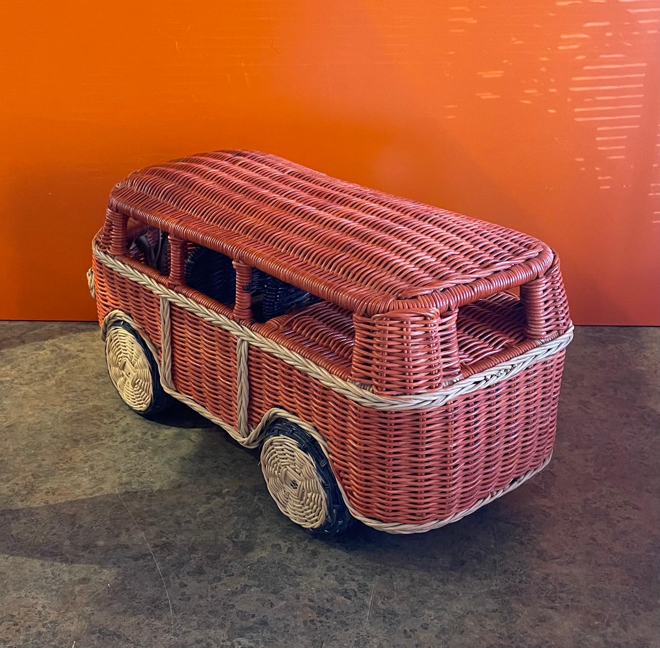 Fatto a mano Scultura in vimini di Volkswagen Van / Camper realizzata a mano in vendita