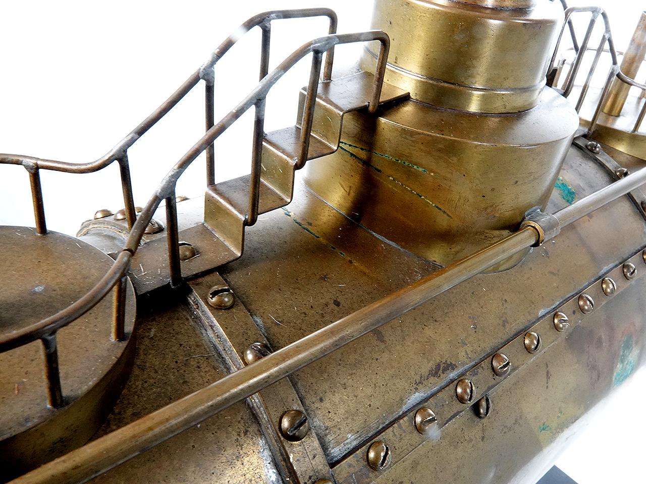 Modèle de sous-marine de style victorien vieux de 100 ans, fabriqué à la main Bon état - En vente à Peekskill, NY