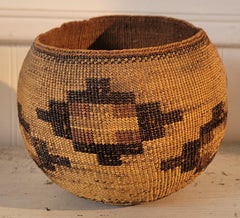 Amerikanischer indianischer handgewebter Korb mit geometrischem Motiv