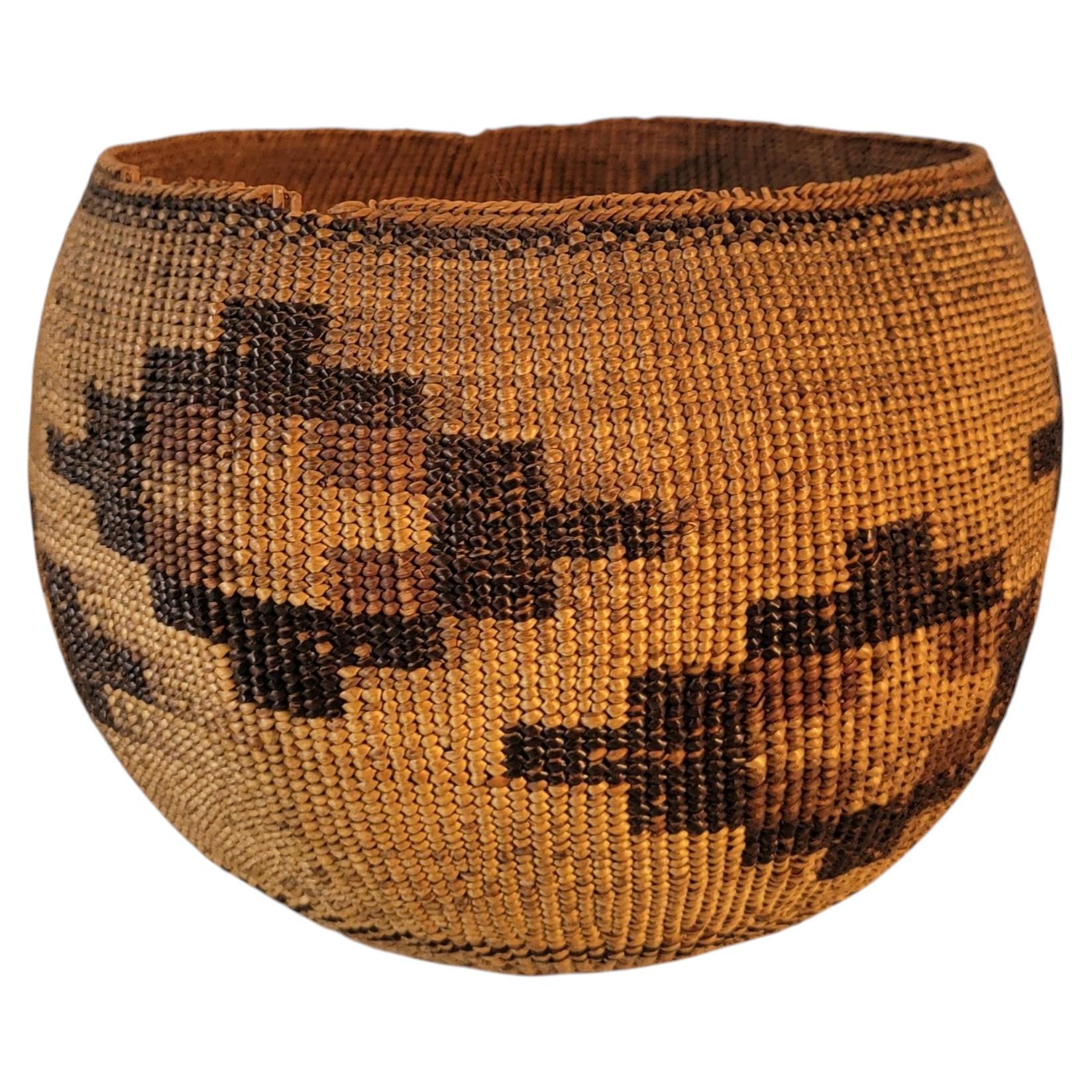 Cestino indiano americano intrecciato a mano con motivo geometrico