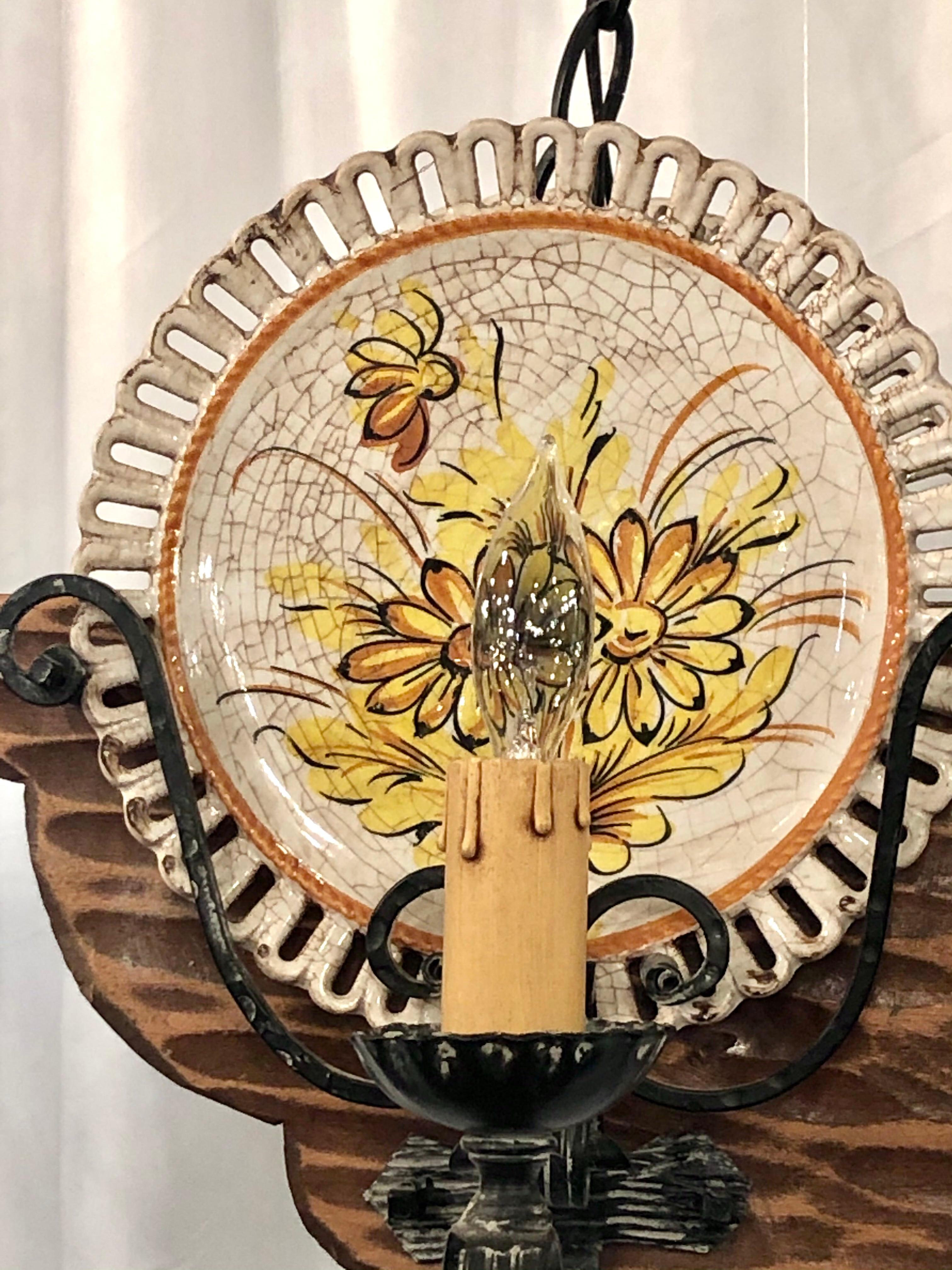 Lampadario portapiatti in porcellana in ferro battuto e legno intagliato fatto a mano In condizioni buone in vendita a New Orleans, LA