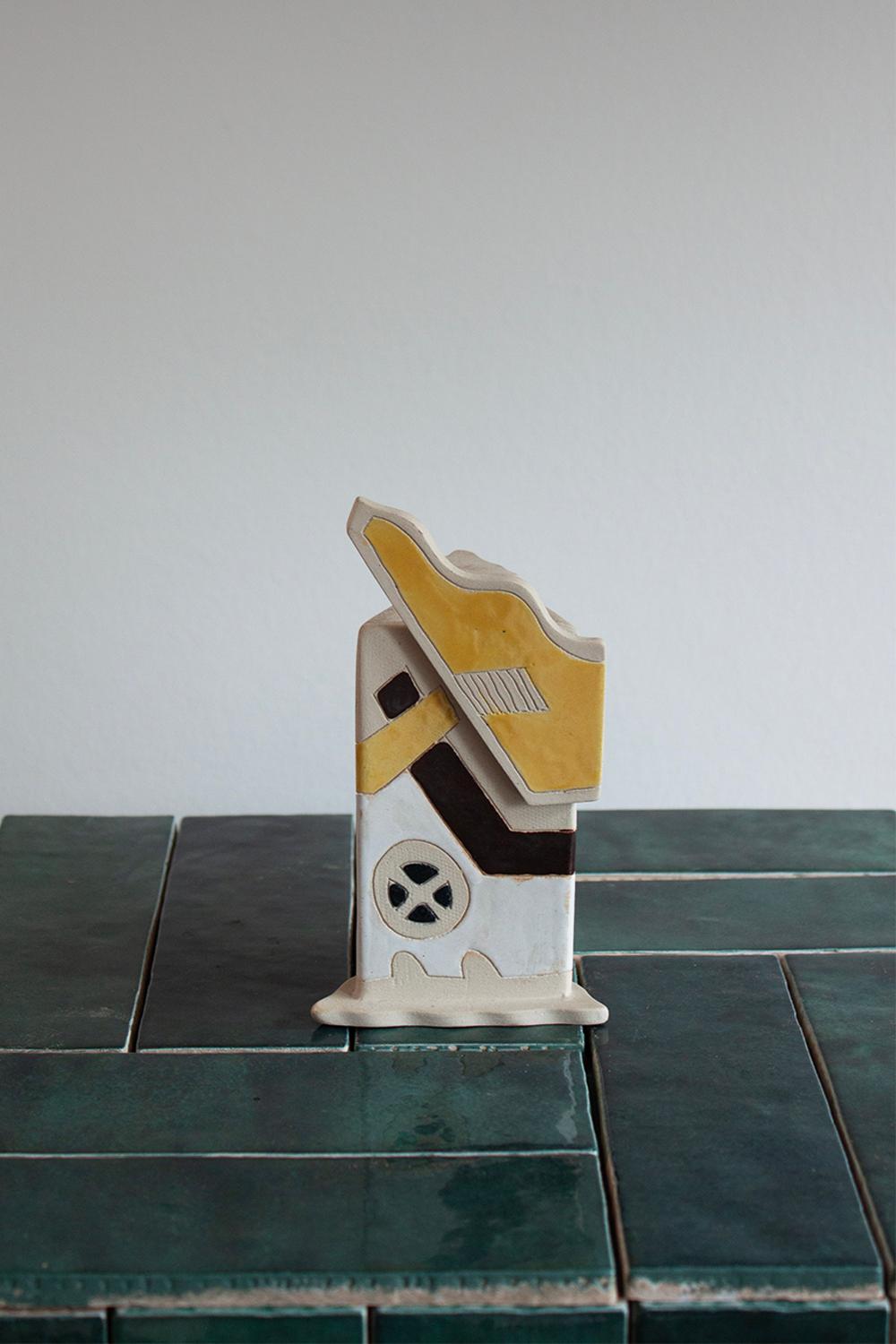 Moderno Vaso giallo e bianco di piccole dimensioni in stile Memphis, fatto a mano in vendita