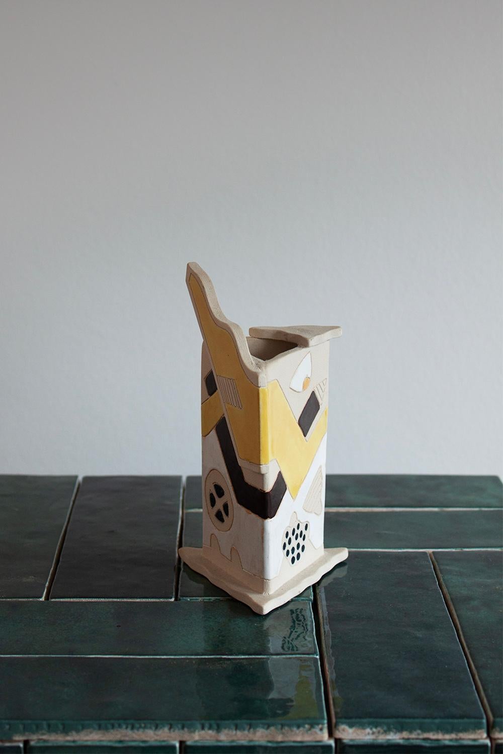 Tedesco Vaso giallo e bianco di piccole dimensioni in stile Memphis, fatto a mano in vendita