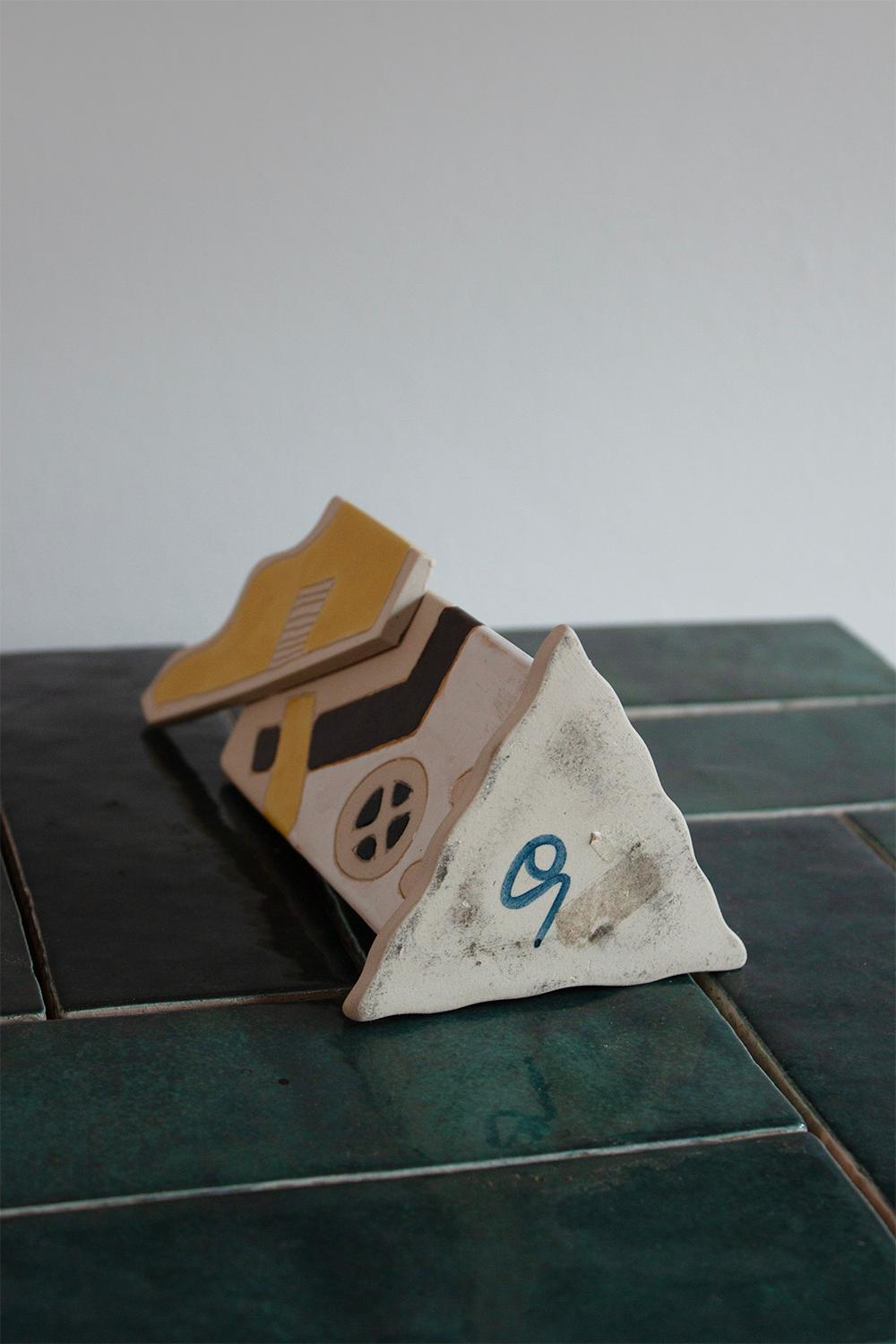 Ceramica Vaso giallo e bianco di piccole dimensioni in stile Memphis, fatto a mano in vendita