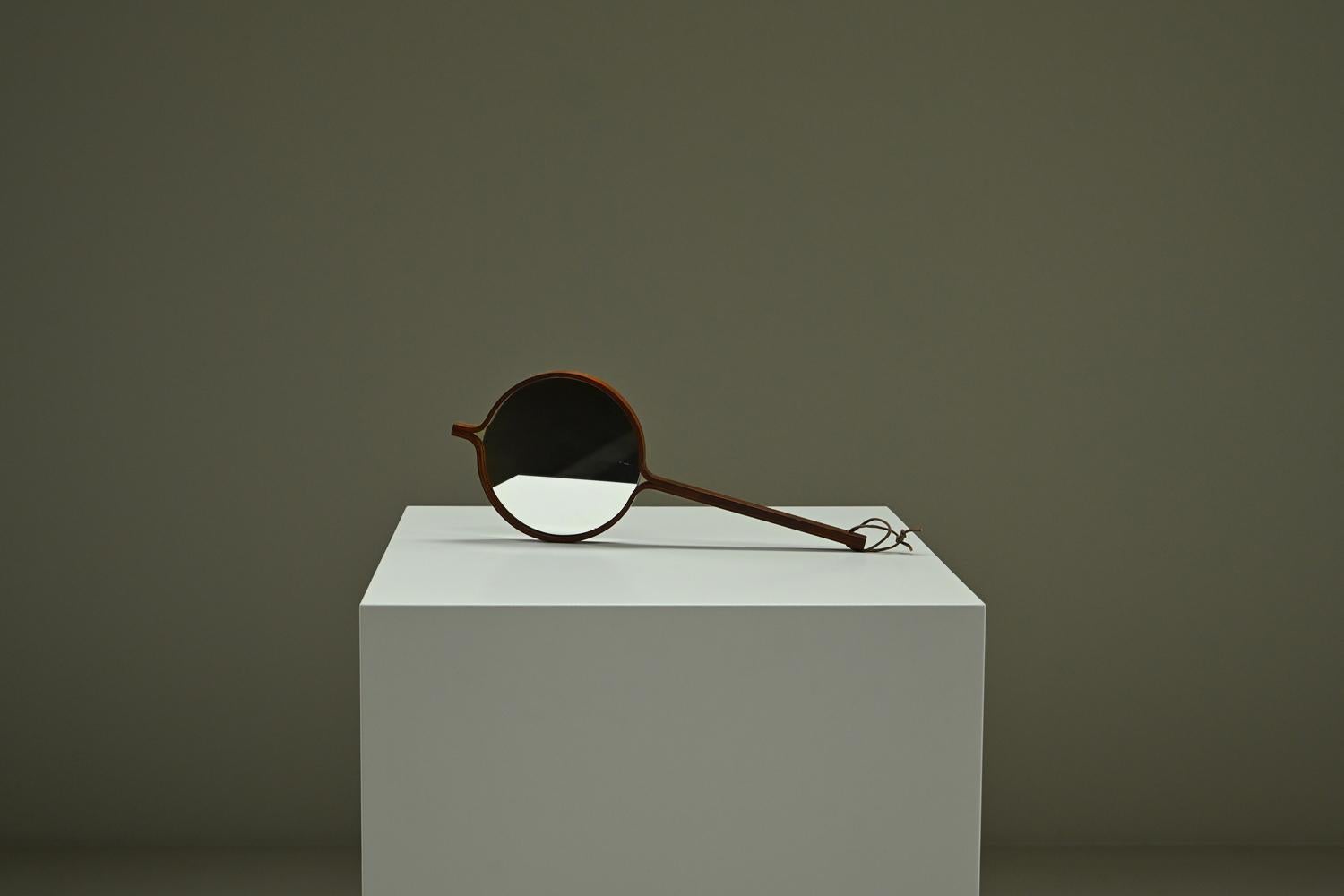 Miroir à main en bois de rose de Hans-Agne Jakobsson fabriqué à Markaryd, Suède, dans les années 1950.  Ce miroir à main a été conçu par Hans-Agne Jakobsson et produit par sa propre entreprise à Agnes, en Suède, dans les années 1950. Il est fabriqué