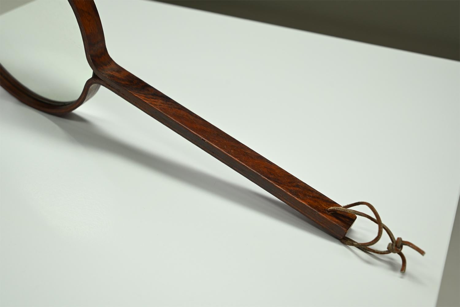 Miroir Hand mirror by Hans-Agne Jakobsson made in Markaryd, 1950s Sweden. en vente