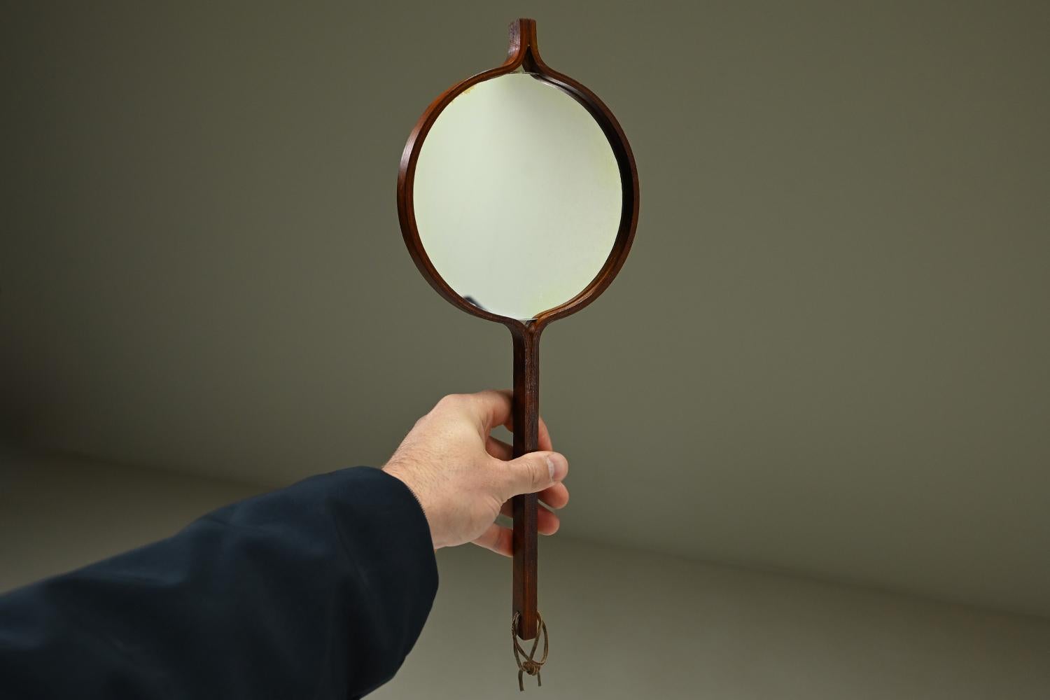 Hand mirror by Hans-Agne Jakobsson made in Markaryd, 1950s Sweden. en vente 1