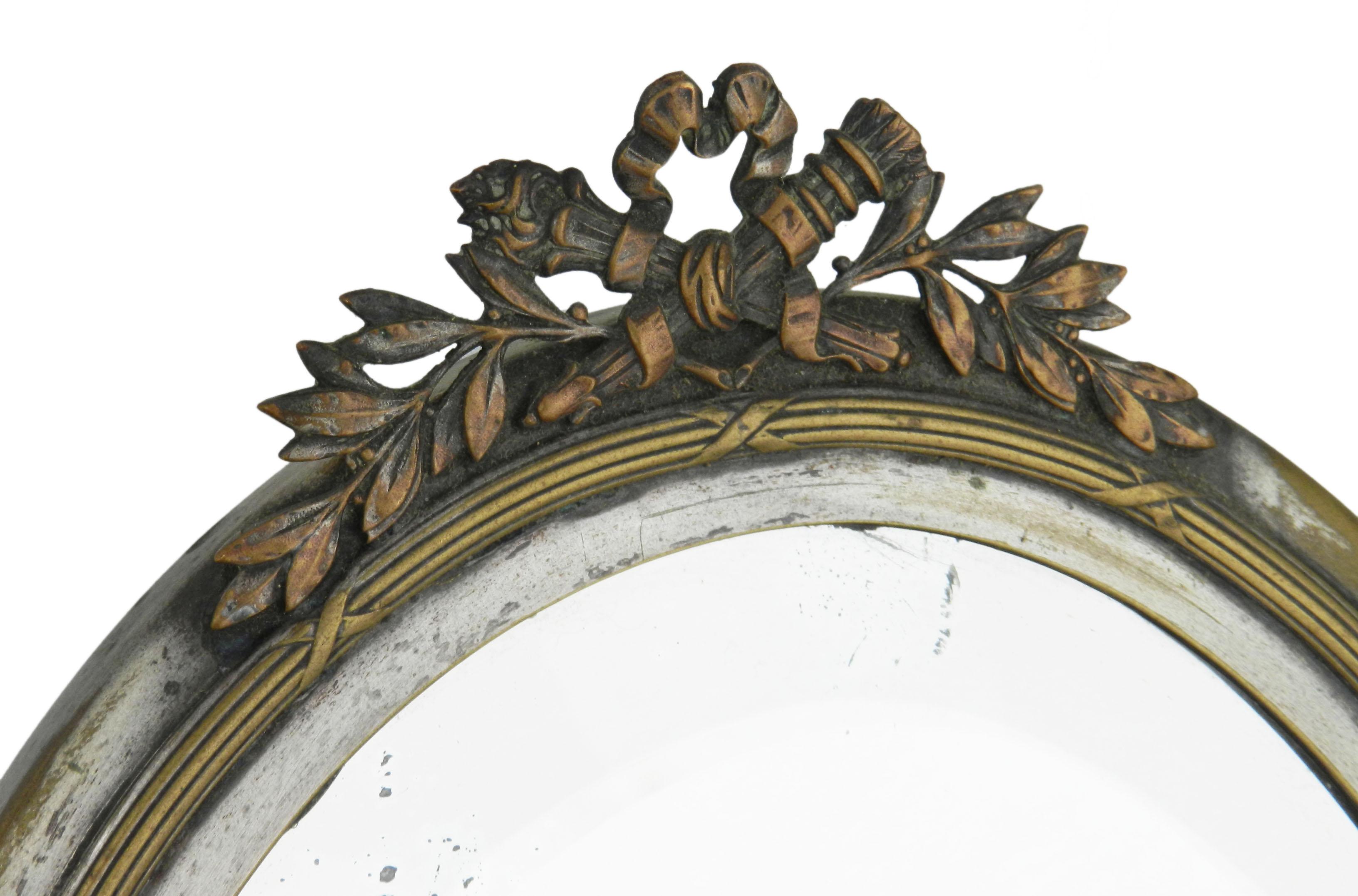 Spiegel mit Ständer spätes 19. Jahrhundert Louis XVI Stil
Herrlich verunstaltete Bronze, Metall etc.
Es gibt sehr kleine Flecken auf dem Spiegel (nicht so schlimm)
Kostenloser Versand in die USA, EU, UK bitte fragen Sie uns nach anderen Ländern