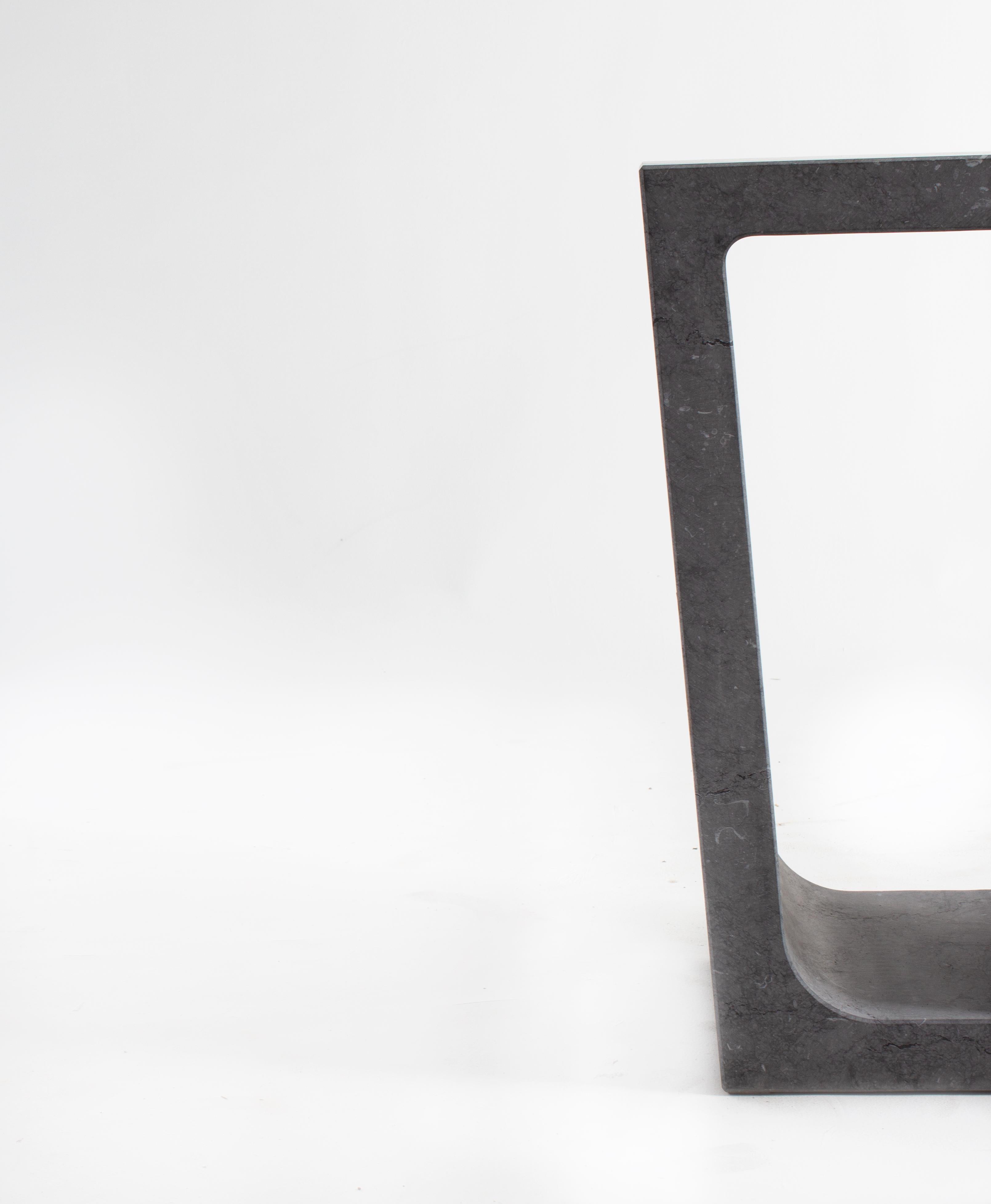 Table d'appoint Nero Marquina à la main.
