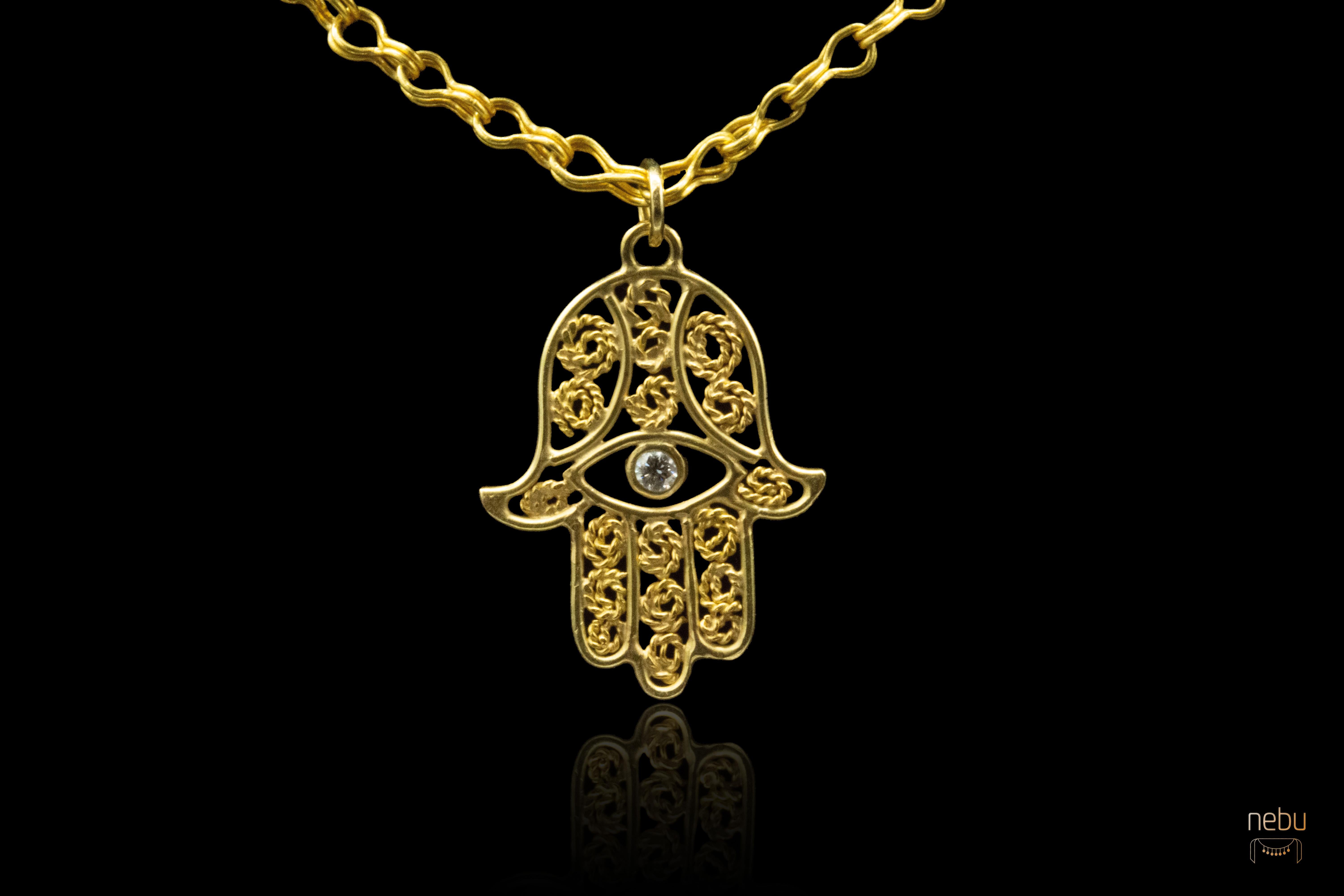 - Disponibile
-Fatto a mano
-Cornice in oro 18k.
-Filo in filigrana d'oro 22k.
-D-G VS1 0,107 carati di diamante.
-Questo articolo è venduto solo come ciondolo.

Ciondolo 