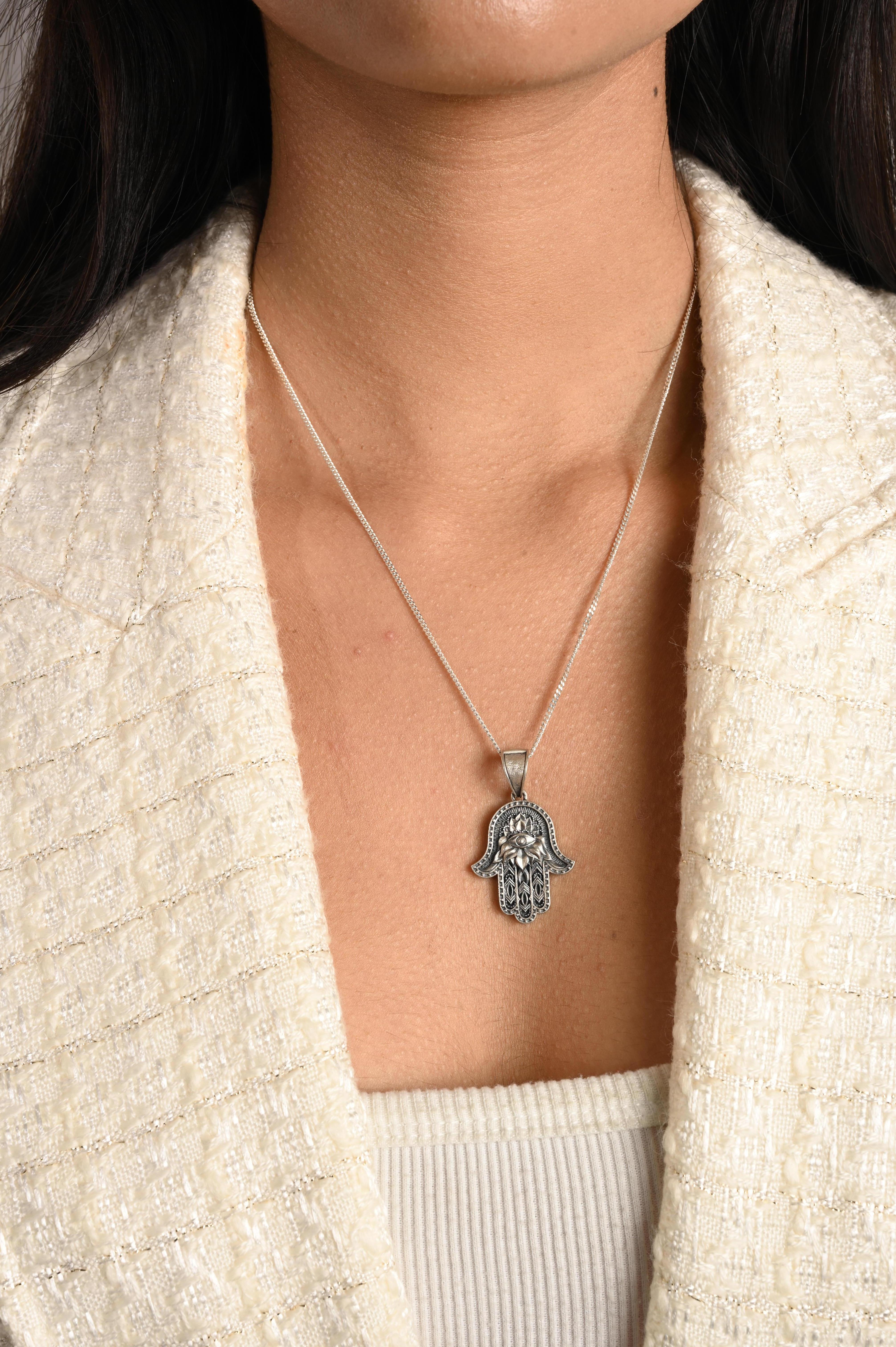 Questo ciondolo Hand of Fatima Hamsa Evil Eye fatto a mano è un gioiello di ottima fattura progettato per portare protezione, fortuna ed energia positiva a chi lo indossa. Caratterizzato dall'iconica mano Hamsa, simbolo di protezione divina, e dal