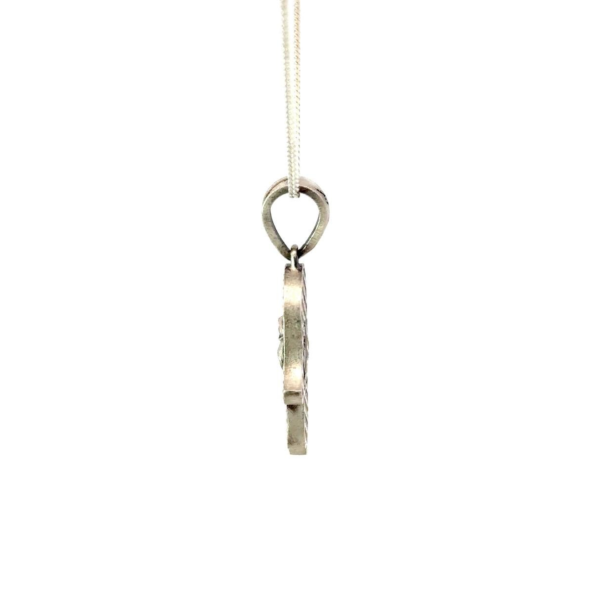 Contemporaneo Hand of Fatima Hamsa Evil Eye - Ciondolo di charme fatto a mano e realizzato in argento. in vendita