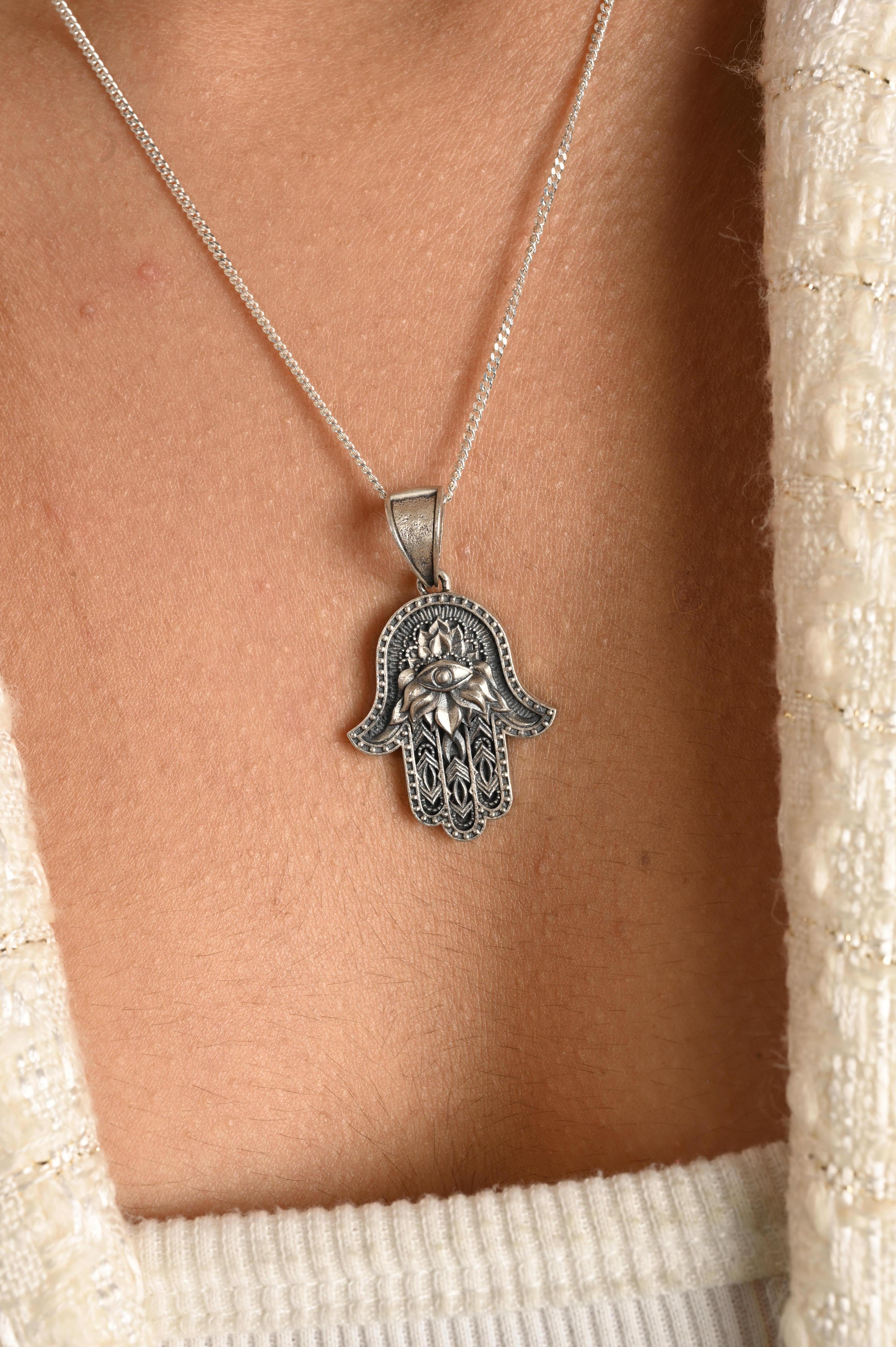 Hand of Fatima Hamsa Evil Eye - Ciondolo di charme fatto a mano e realizzato in argento. In condizioni Nuovo in vendita a New York, NY