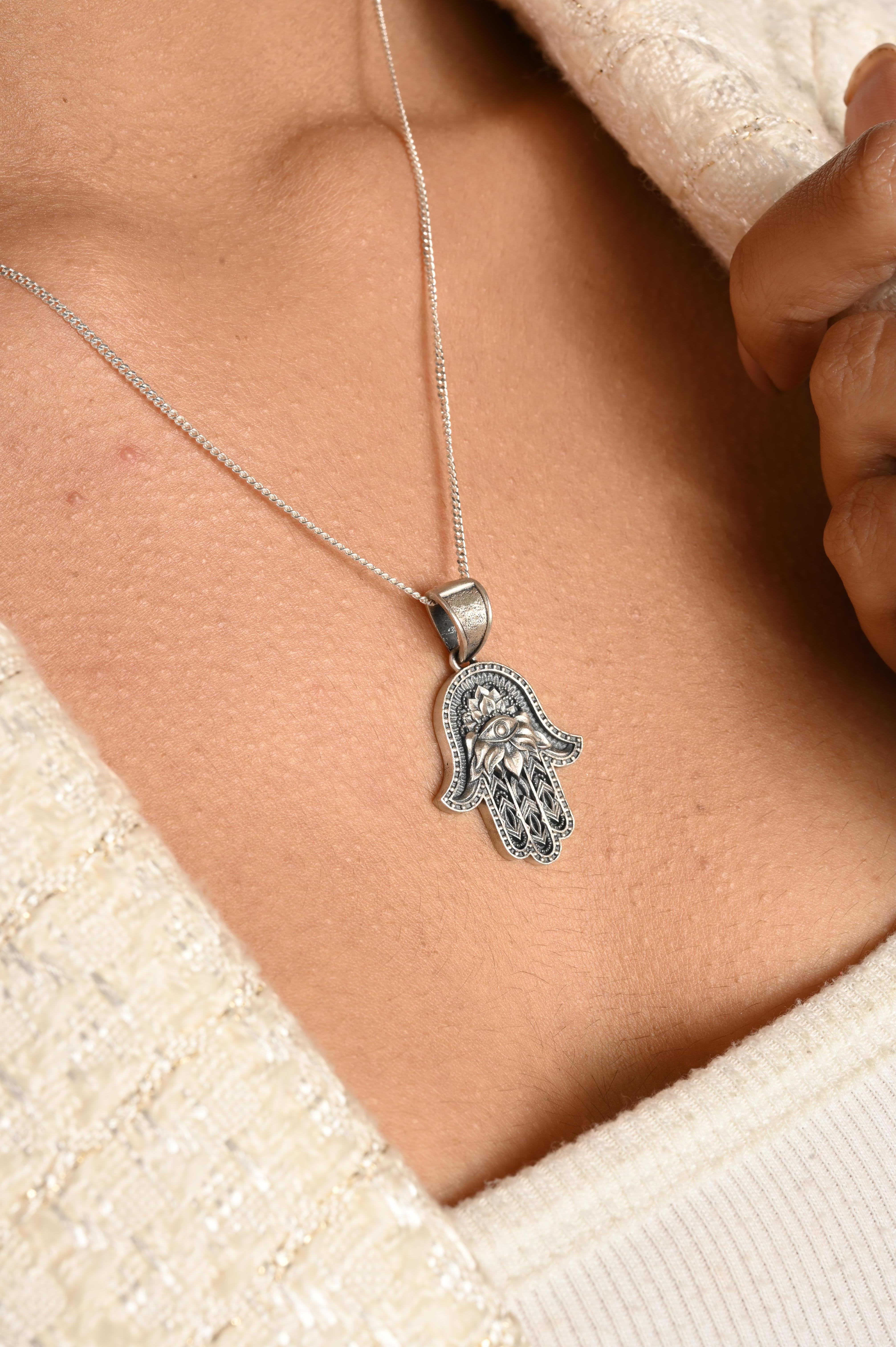 Hand of Fatima Hamsa Evil Eye - Ciondolo di charme fatto a mano e realizzato in argento. in vendita 1