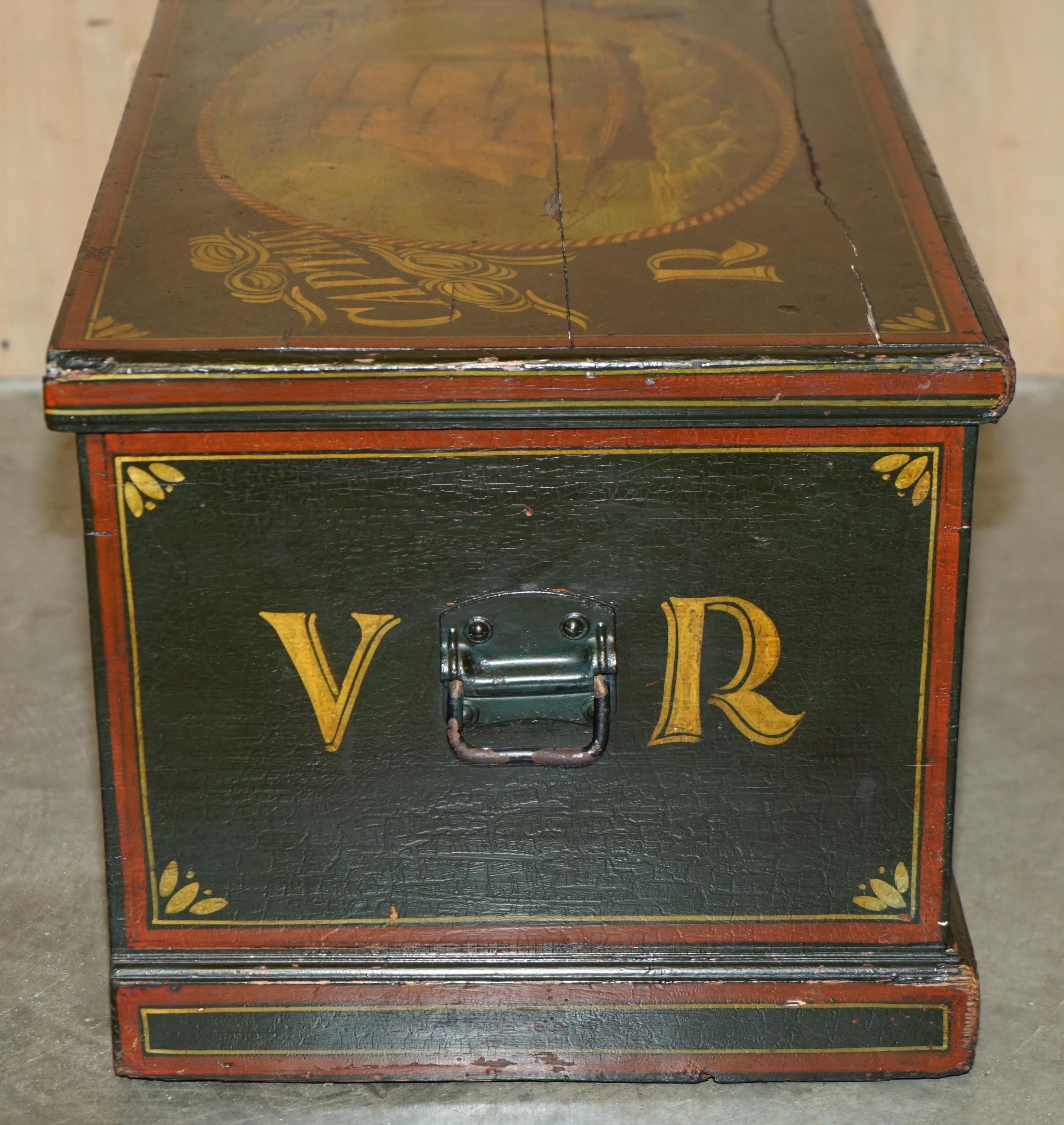 P.KNOLE STEAMER TRUNK OR CHEST WiTH THEME NAUTICAL DE 1870 P.KNOLE PAINTE À LA MAIN en vente 4