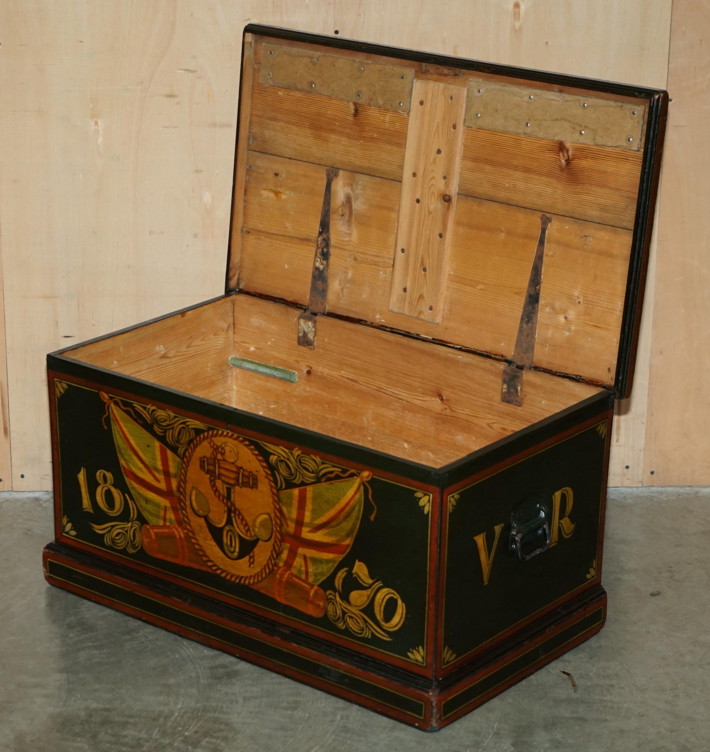 P.KNOLE STEAMER TRUNK OR CHEST WiTH THEME NAUTICAL DE 1870 P.KNOLE PAINTE À LA MAIN en vente 7