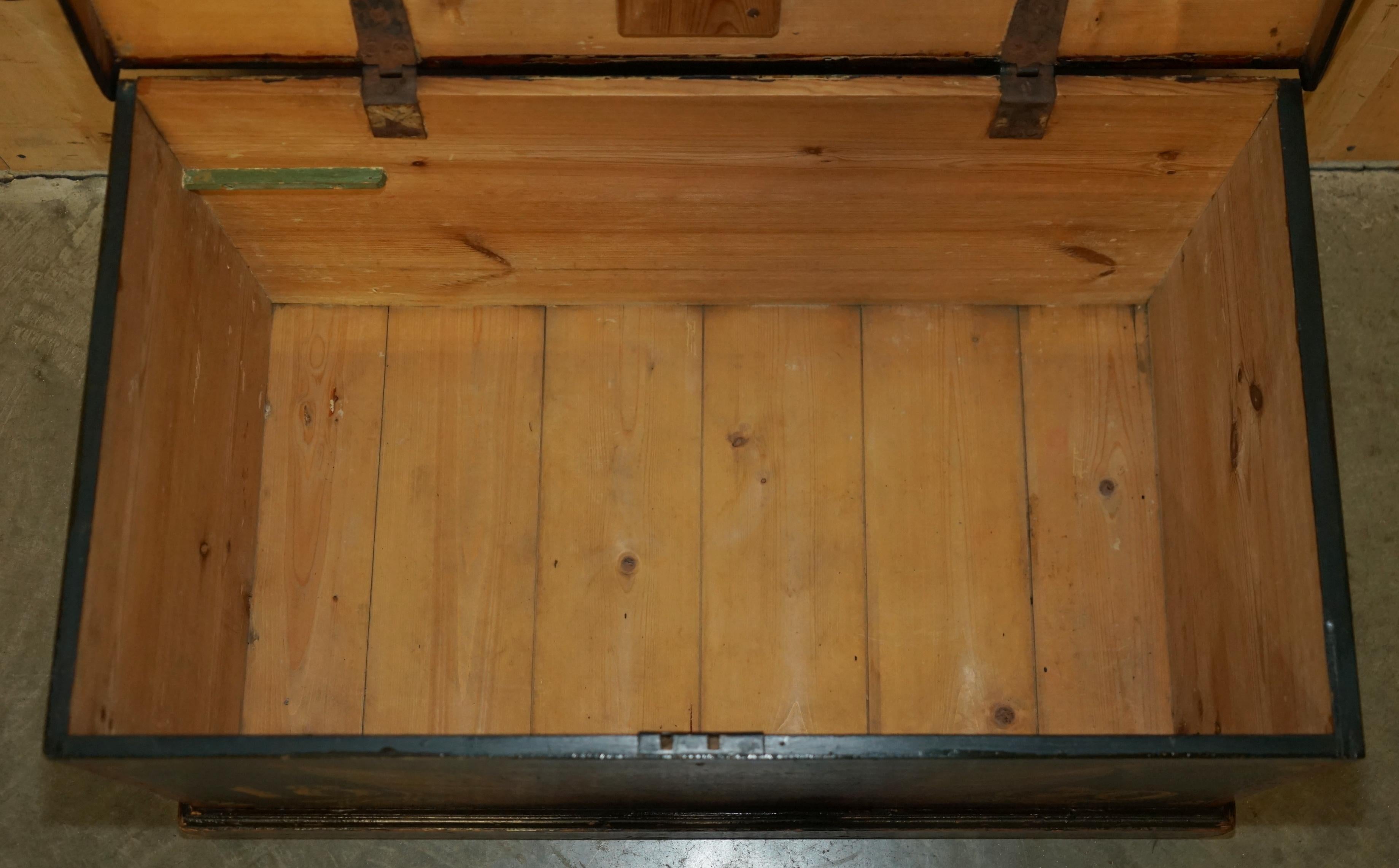 P.KNOLE STEAMER TRUNK OR CHEST WiTH THEME NAUTICAL DE 1870 P.KNOLE PAINTE À LA MAIN en vente 9