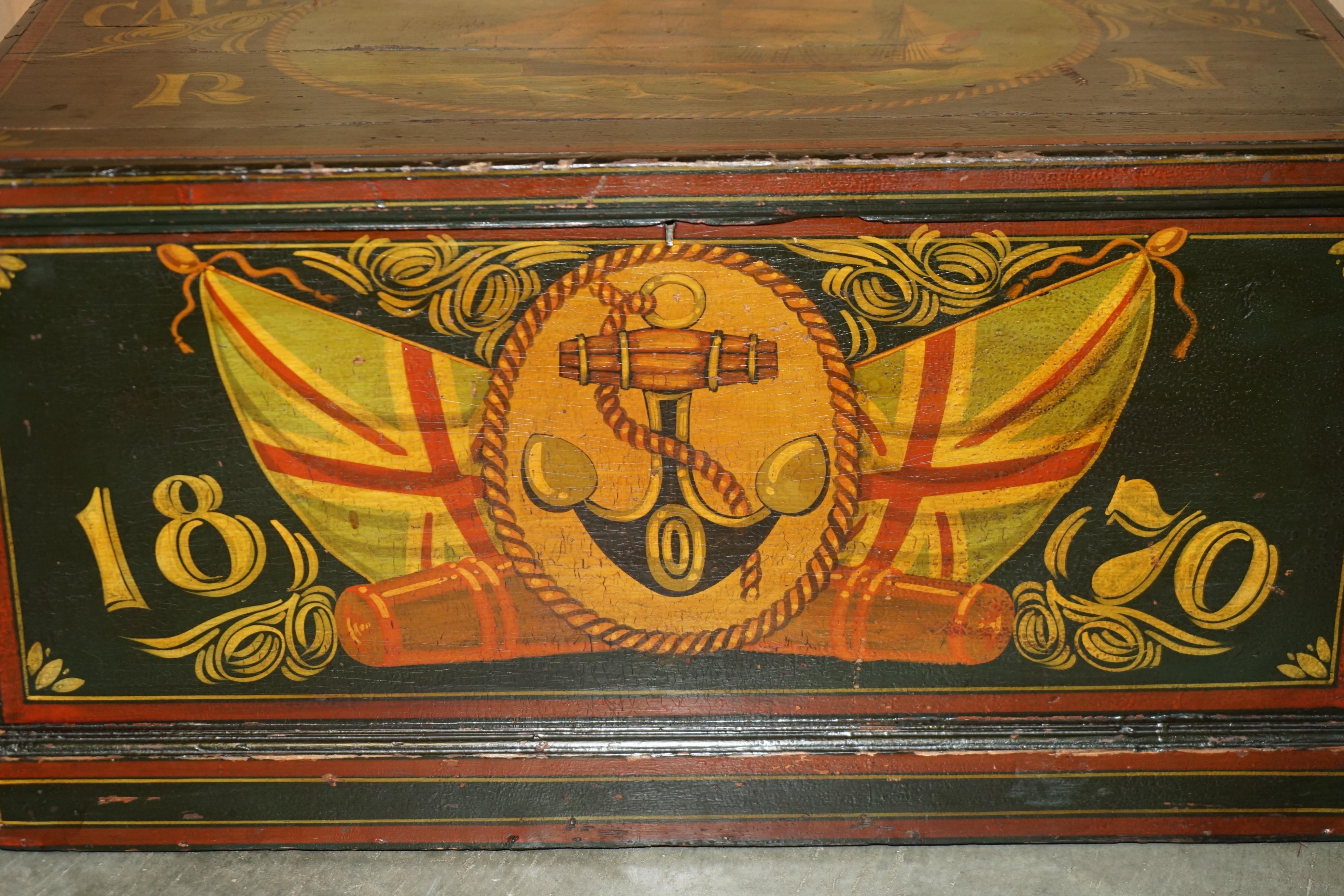 Anglais P.KNOLE STEAMER TRUNK OR CHEST WiTH THEME NAUTICAL DE 1870 P.KNOLE PAINTE À LA MAIN en vente