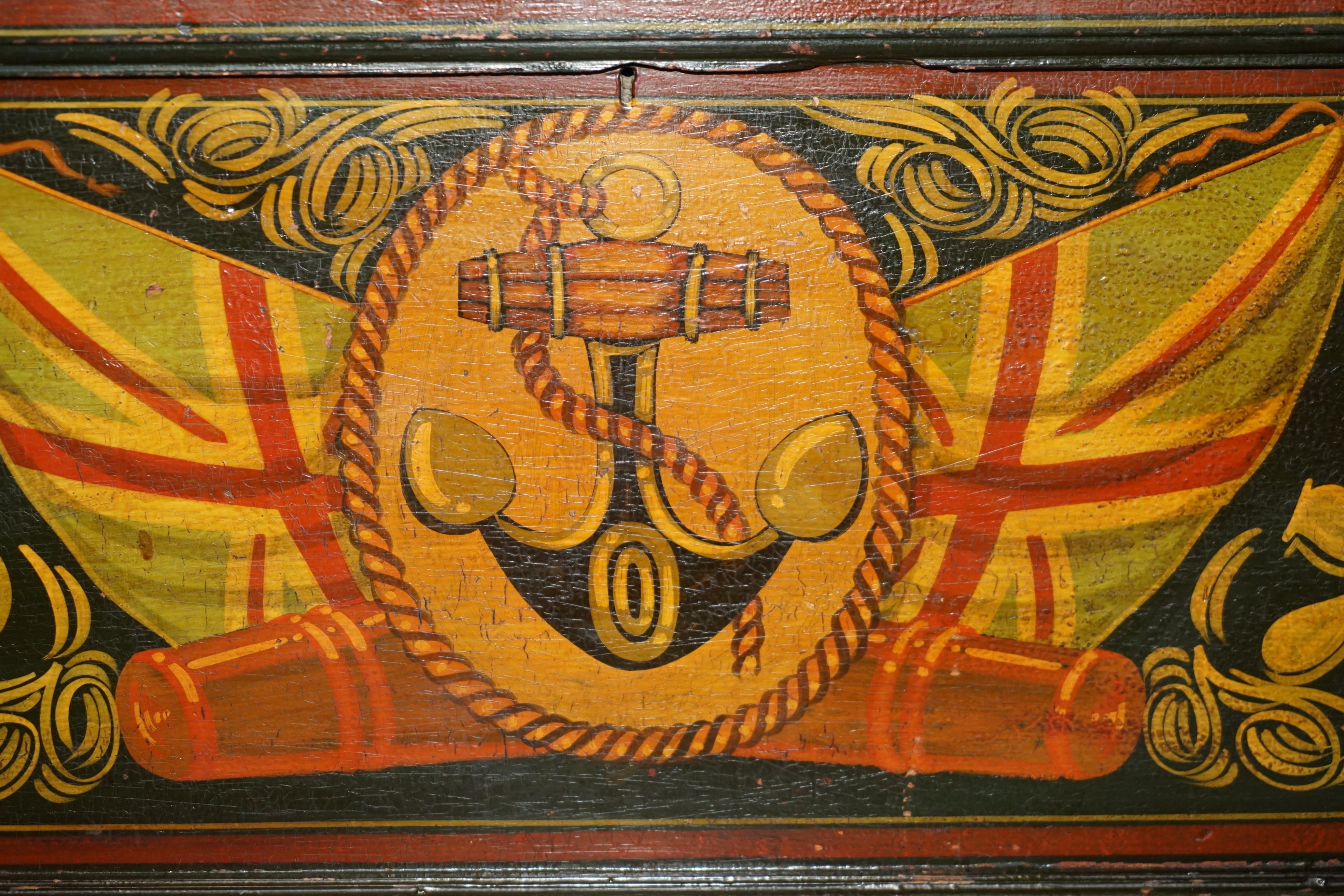 P.KNOLE STEAMER TRUNK OR CHEST WiTH THEME NAUTICAL DE 1870 P.KNOLE PAINTE À LA MAIN Bon état - En vente à West Sussex, Pulborough