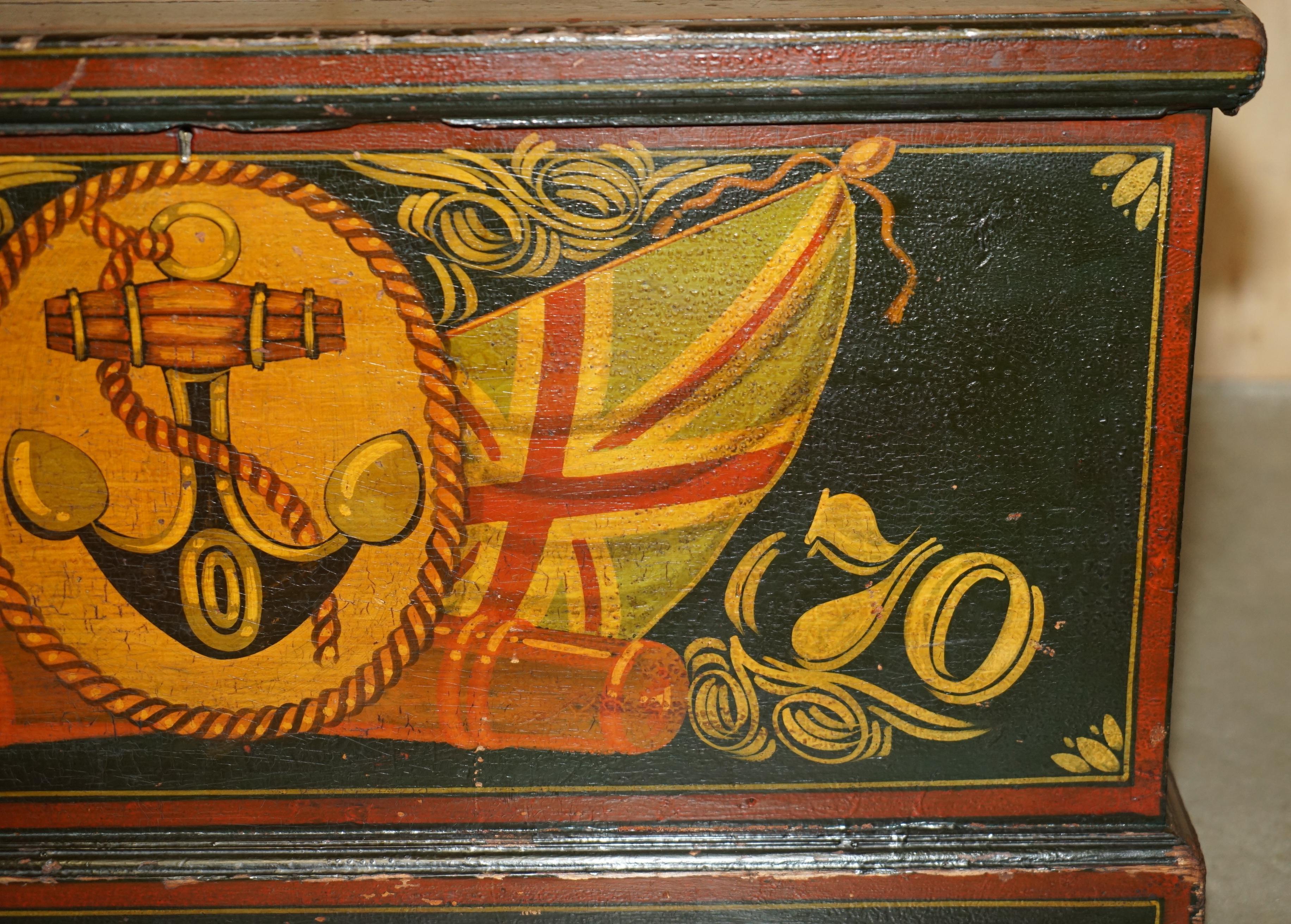 Fin du XIXe siècle P.KNOLE STEAMER TRUNK OR CHEST WiTH THEME NAUTICAL DE 1870 P.KNOLE PAINTE À LA MAIN en vente