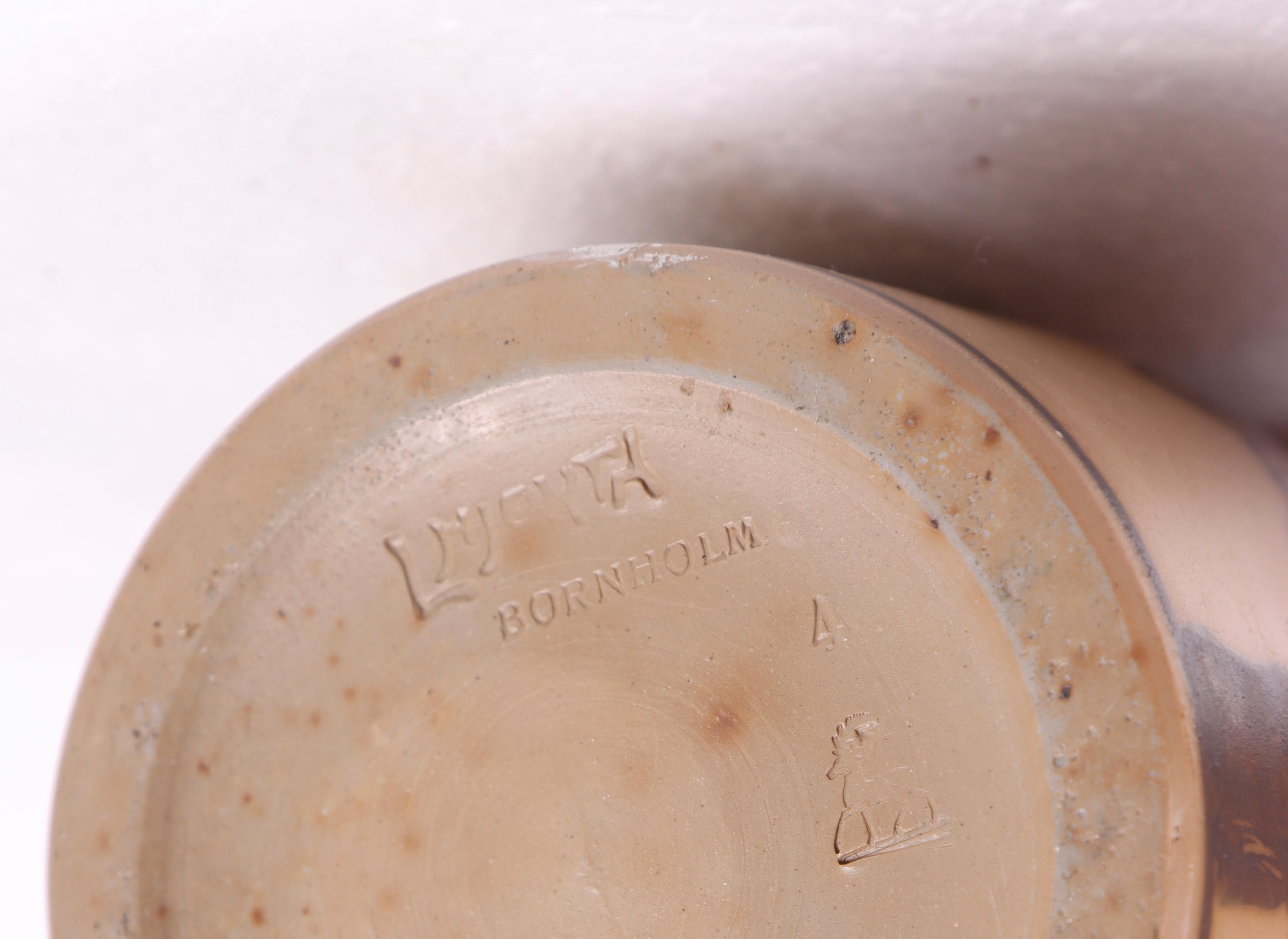 Metà XX secolo Lampada da tavolo Hjorth in ceramica dipinta a mano del 1940 da Bornholm con paralume nuovo &New in vendita