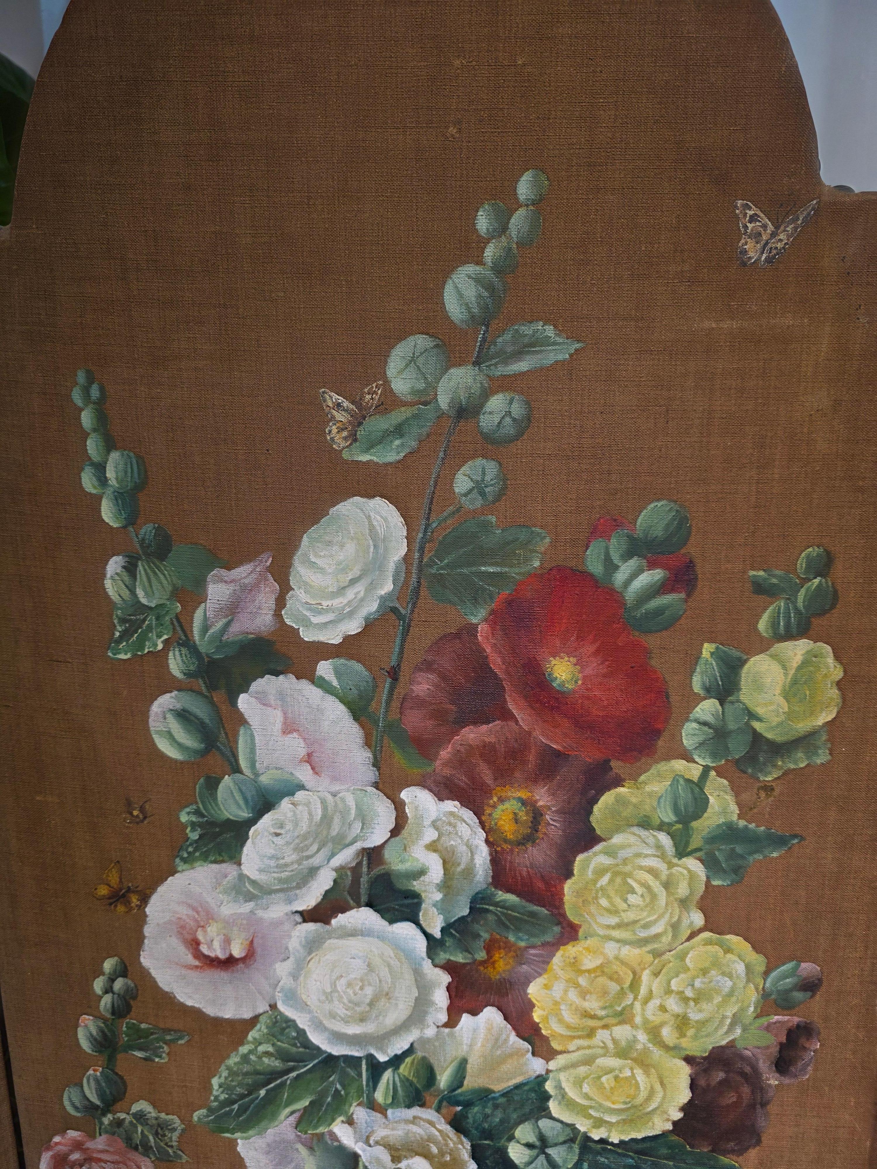 Magnifique paravent en trois parties. Peint à la main au XIXe siècle avec des roses trémières et des papillons très détaillés. Le paravent peut être utilisé comme séparateur de pièce ou accroché au mur comme une œuvre d'art. La toile s'est patinée