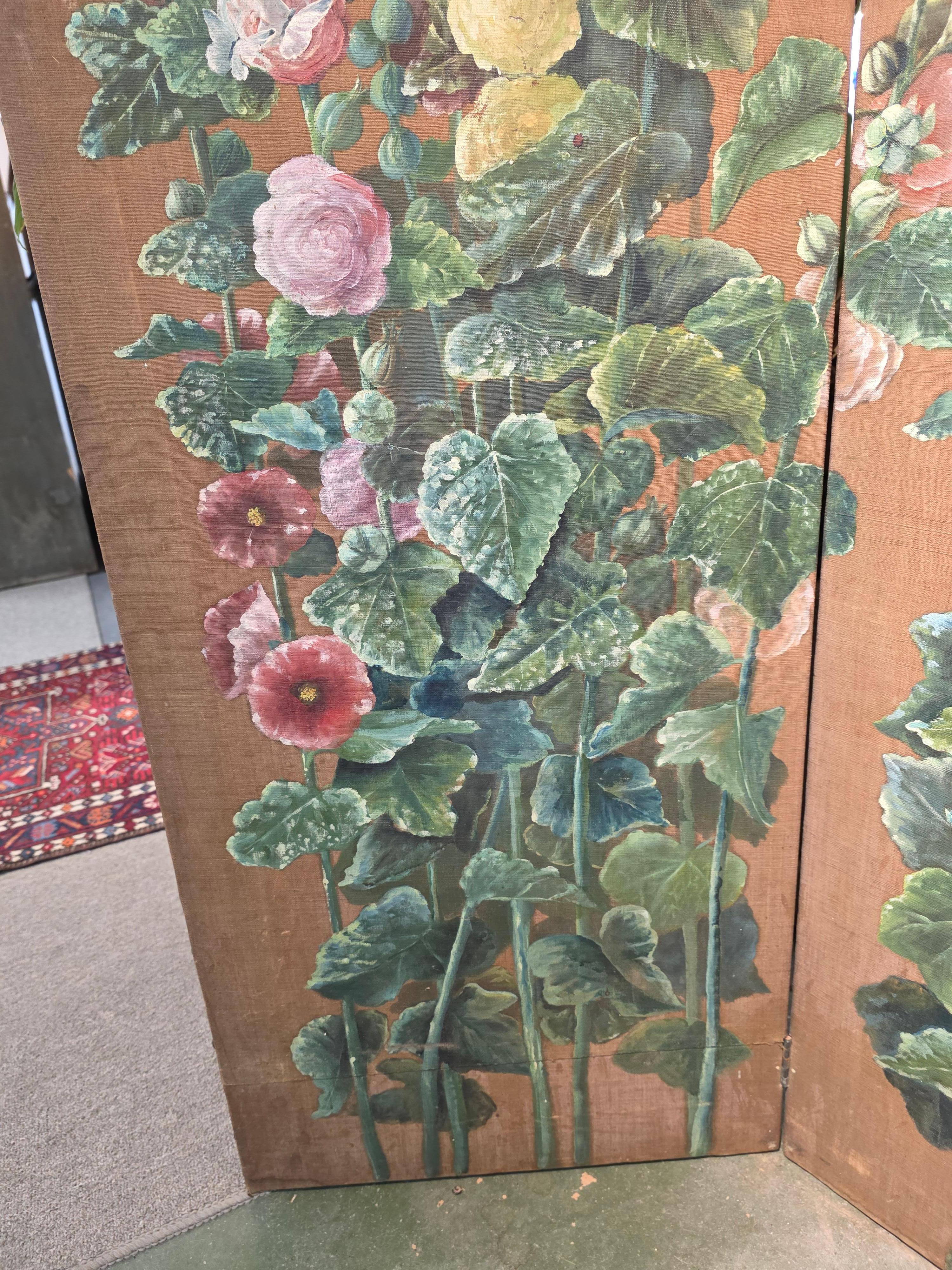 Peint à la main Paravent du 19e siècle peint à la main avec des roses trémières en vente