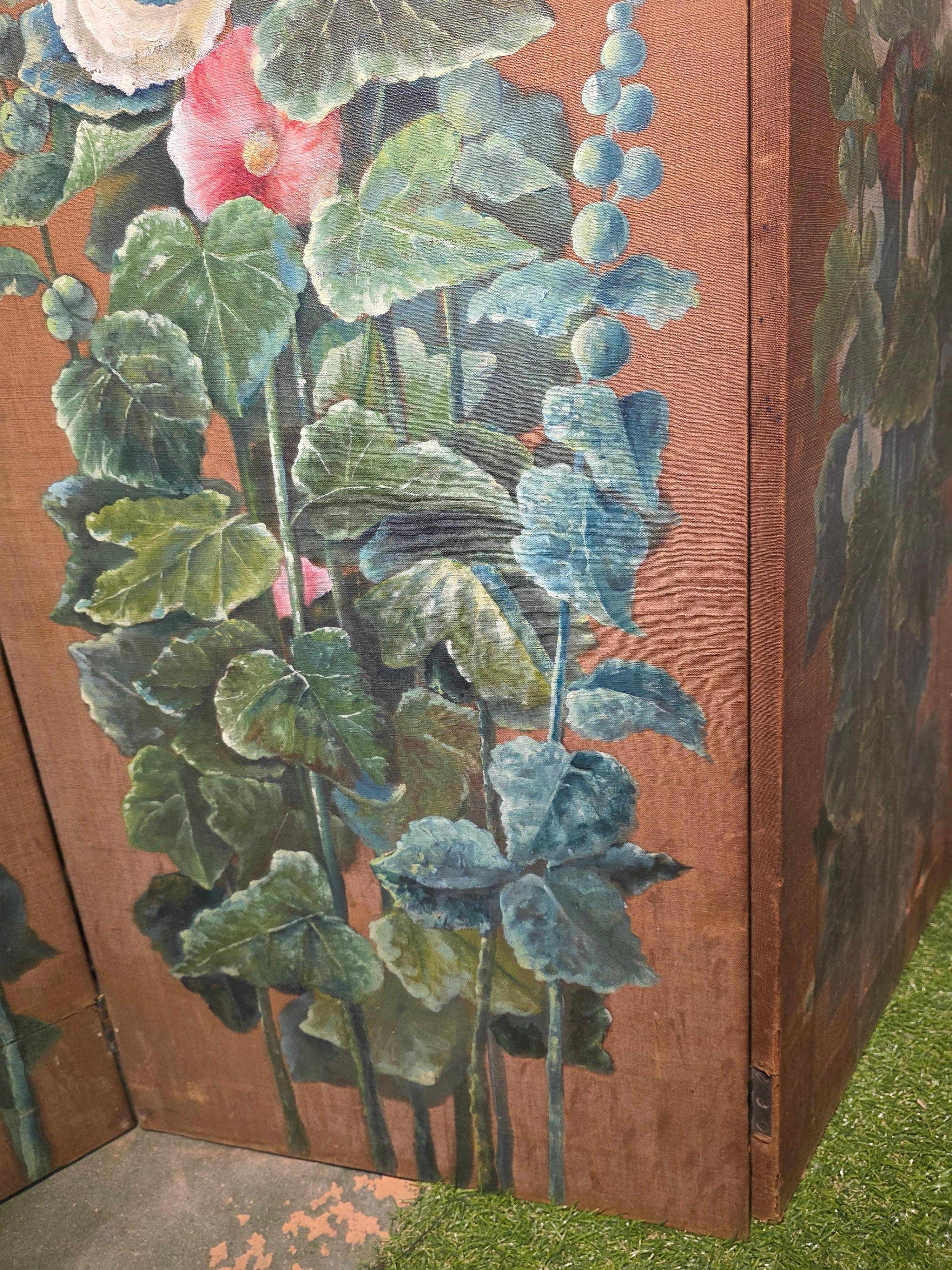 Paravent du 19e siècle peint à la main avec des roses trémières État moyen - En vente à Hudson, NY