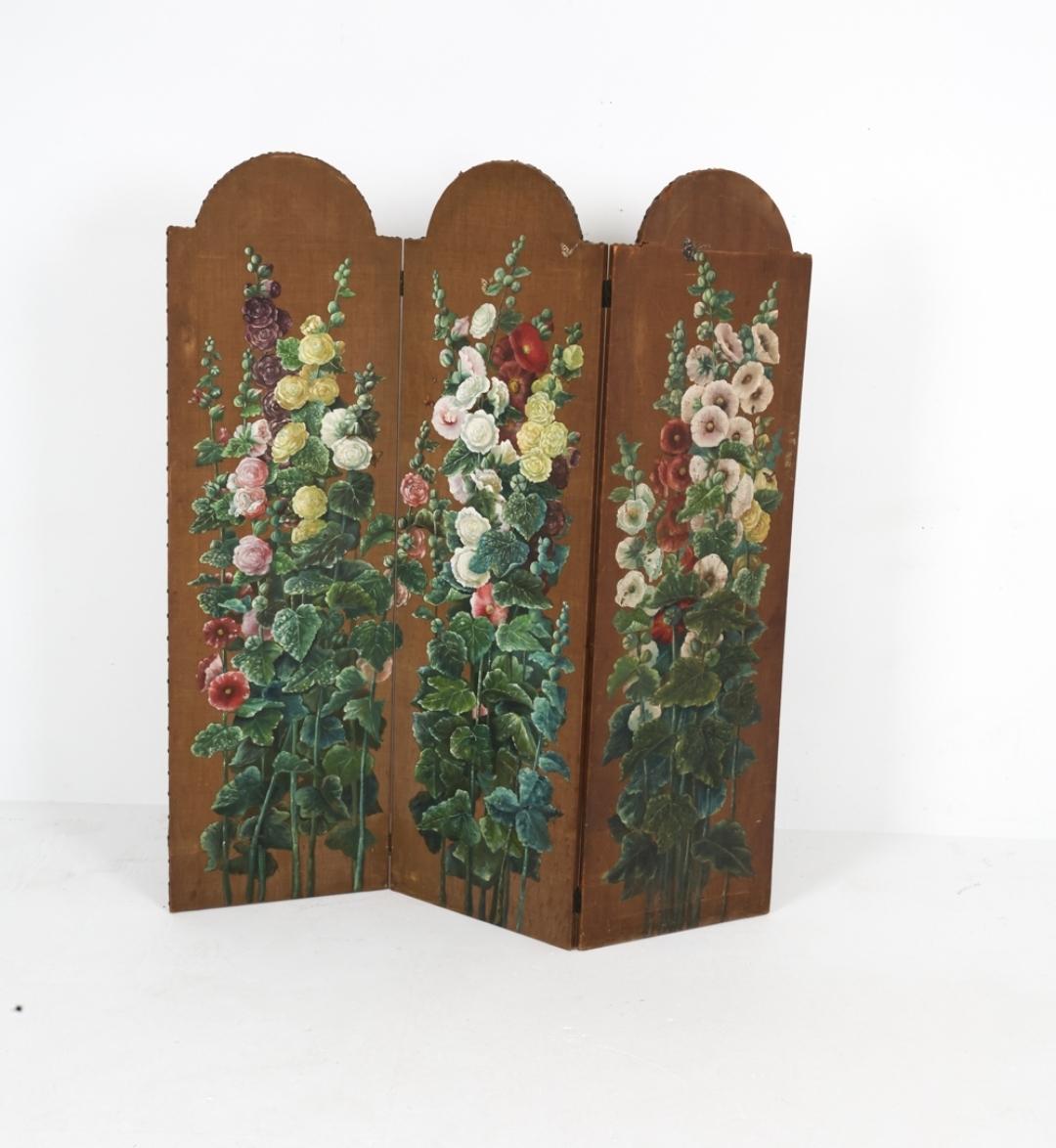 Toile Paravent du 19e siècle peint à la main avec des roses trémières en vente