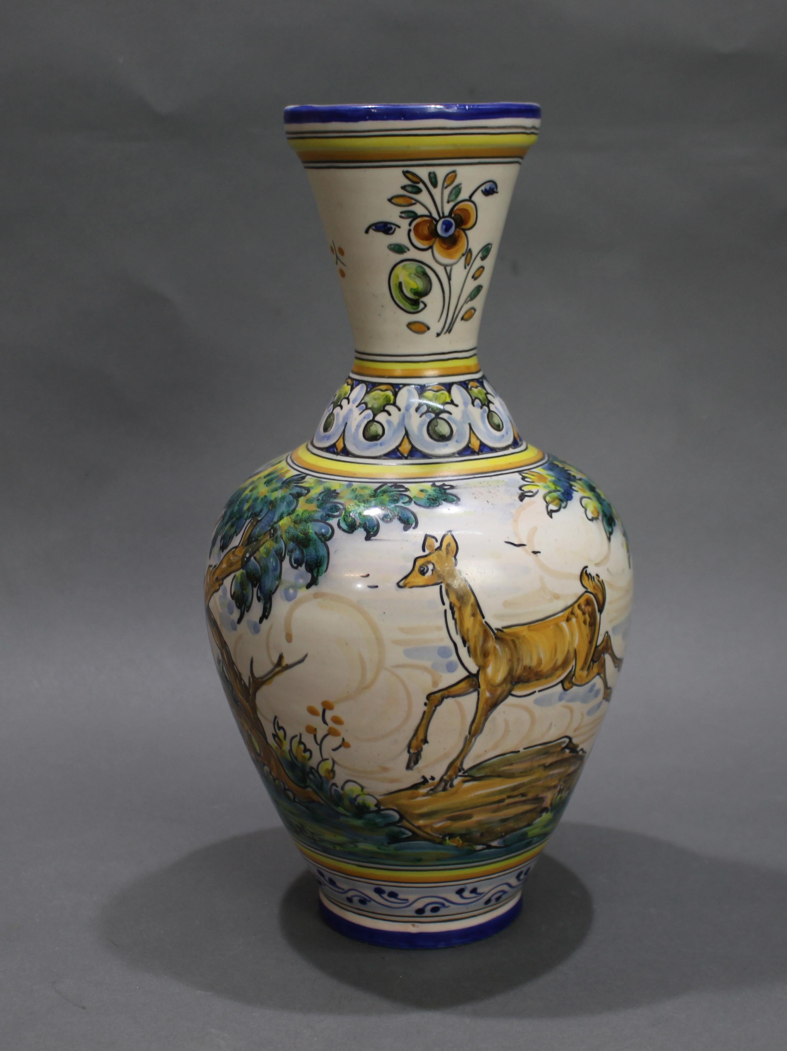 Hand painted 20th c. Glazed Earthenware Talavera vase


Measures: Width: 16 cm

Height: 31 cm

Fine original Spanish work. Hand painted decoration to the whole.

Tapered cylindrical form with simply moulded handle and pouring spout

Hand