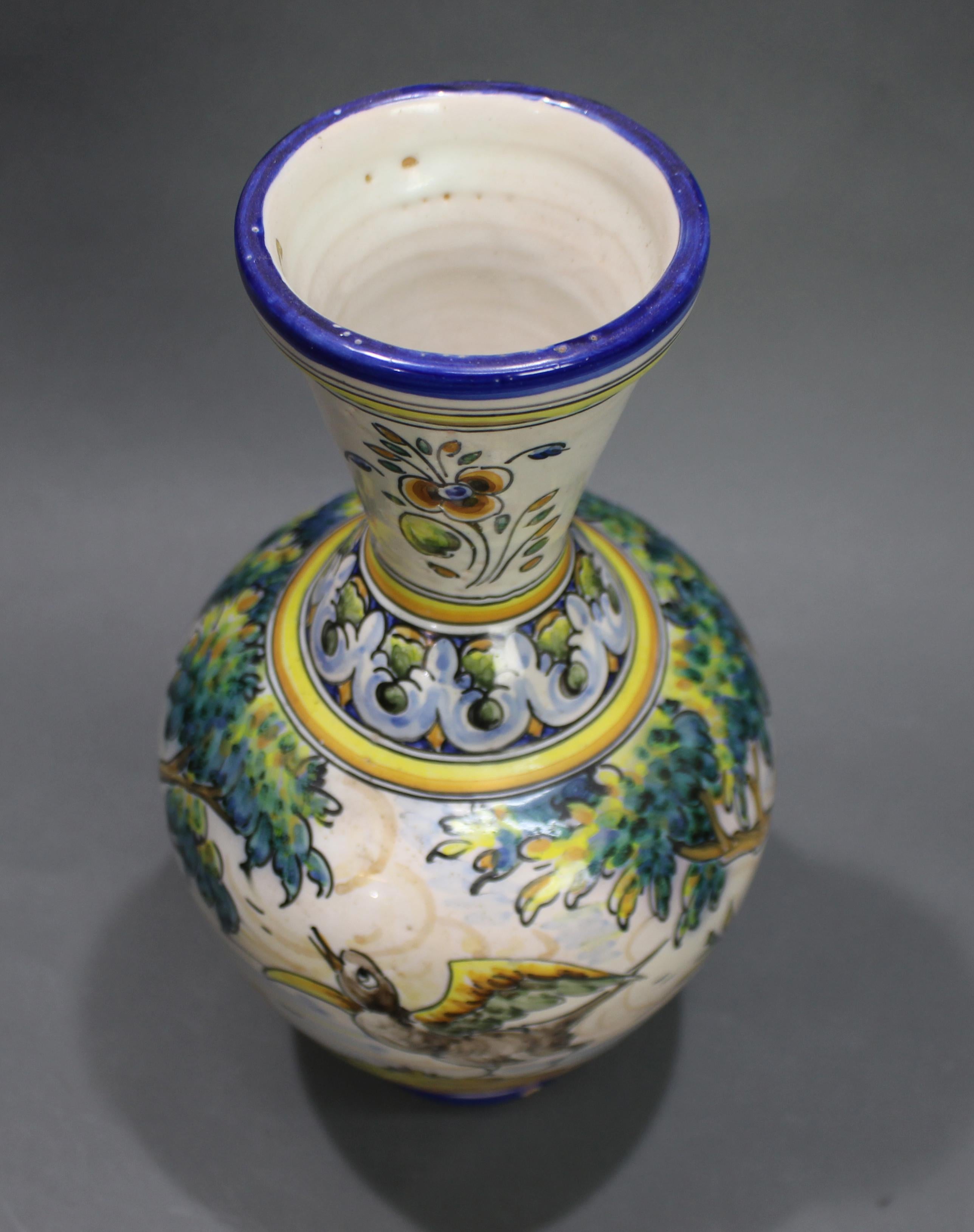 Smaltato Dipinto a mano 20° secolo. Vaso Talavera in terracotta smaltata in vendita
