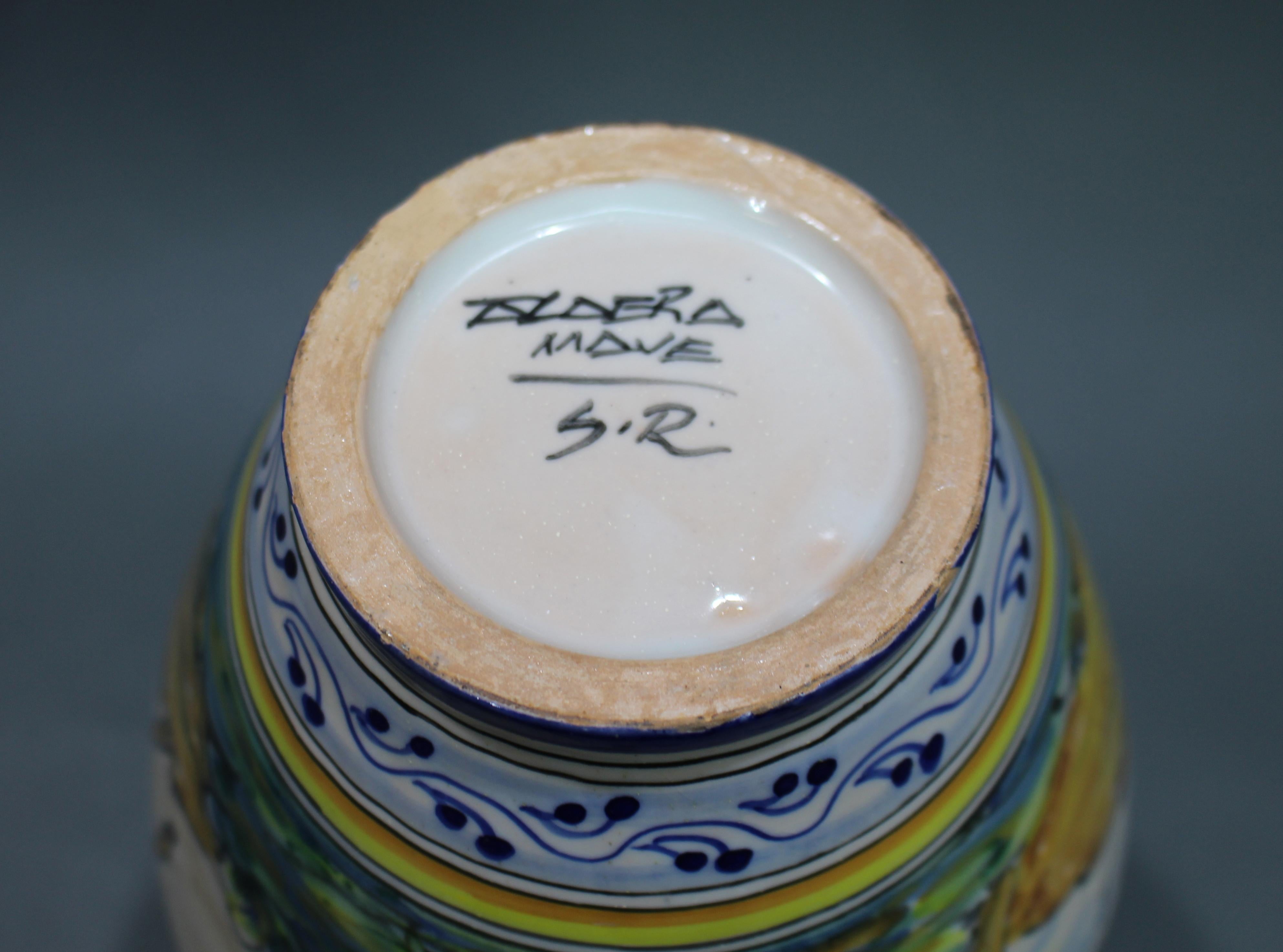 Dipinto a mano 20° secolo. Vaso Talavera in terracotta smaltata In condizioni buone in vendita a Worcester, GB