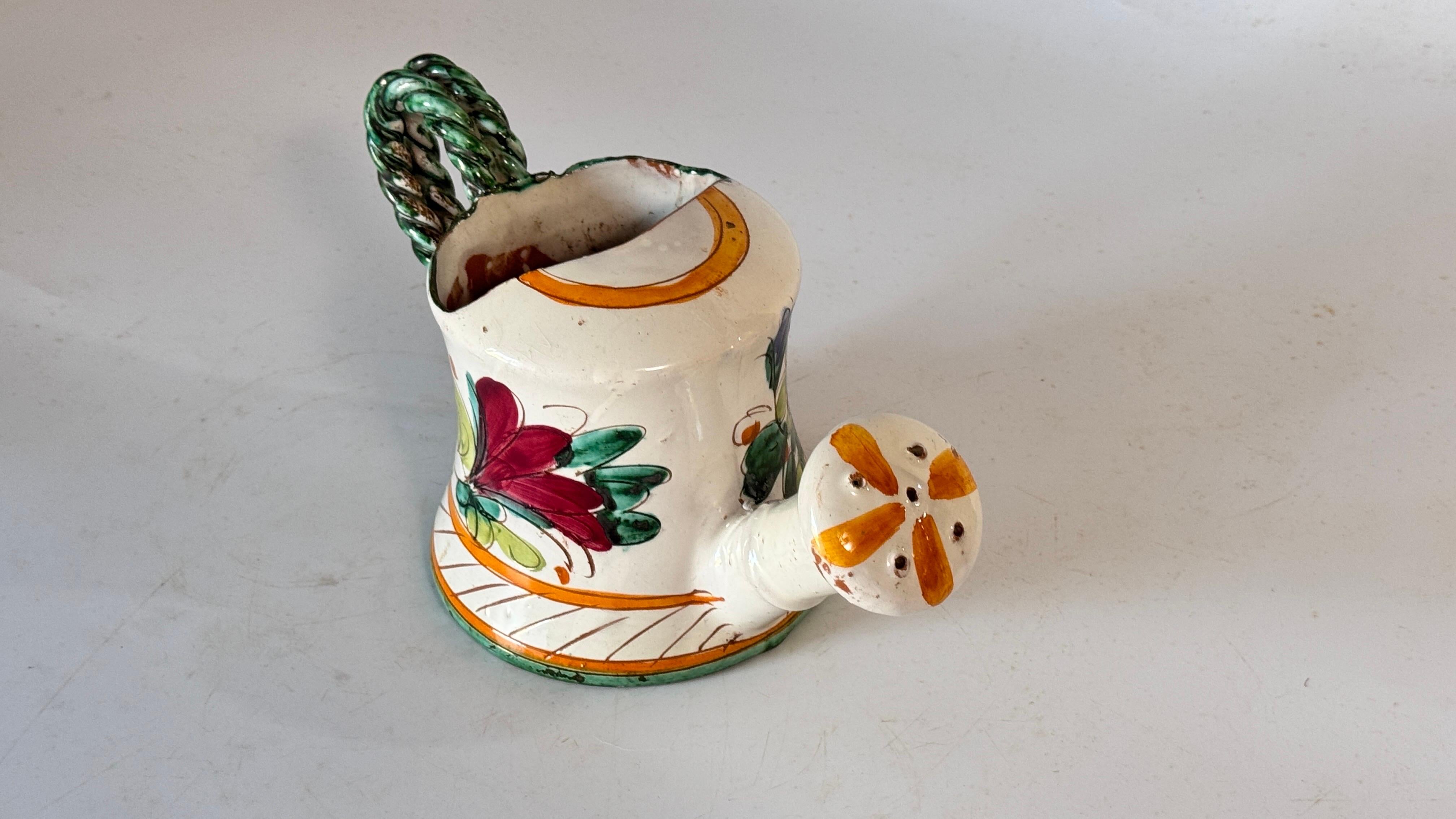 Regadera de Interior de Cerámica del Siglo XX Pintada a Mano Motivos Florales en venta 3