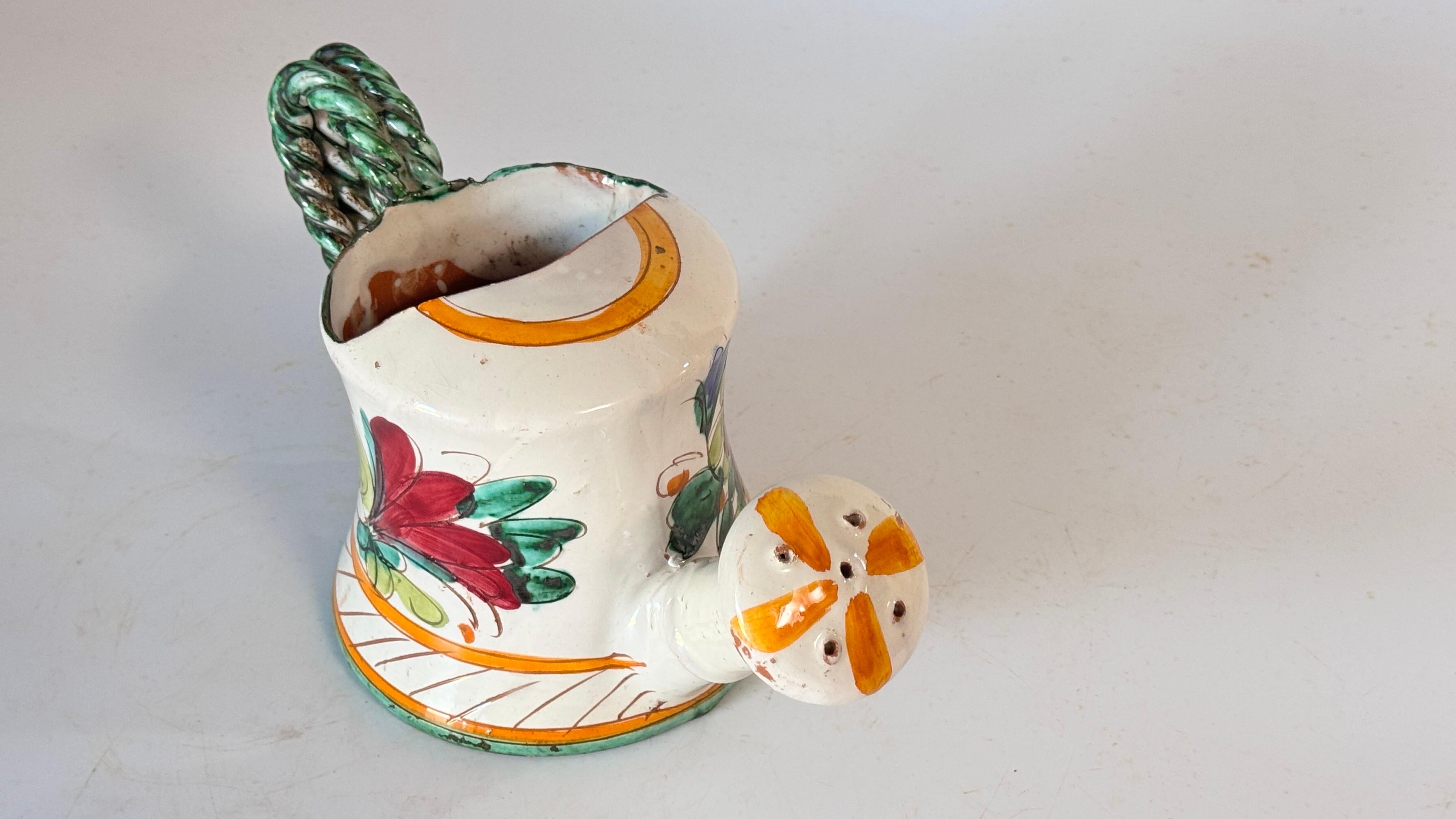 Regadera de Interior de Cerámica del Siglo XX Pintada a Mano Motivos Florales Francés en venta