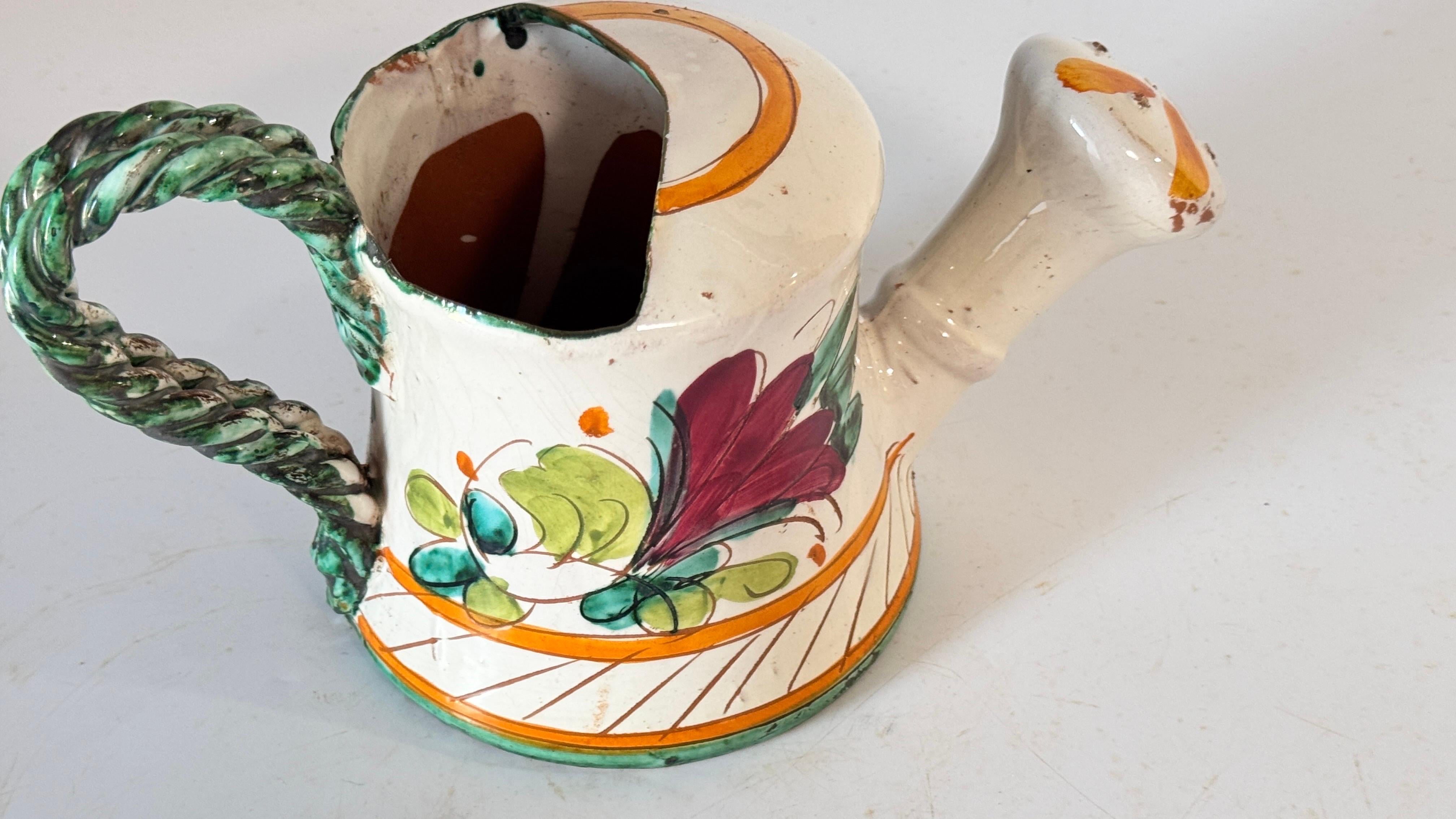 Regadera de Interior de Cerámica del Siglo XX Pintada a Mano Motivos Florales en Bueno estado para la venta en Auribeau sur Siagne, FR