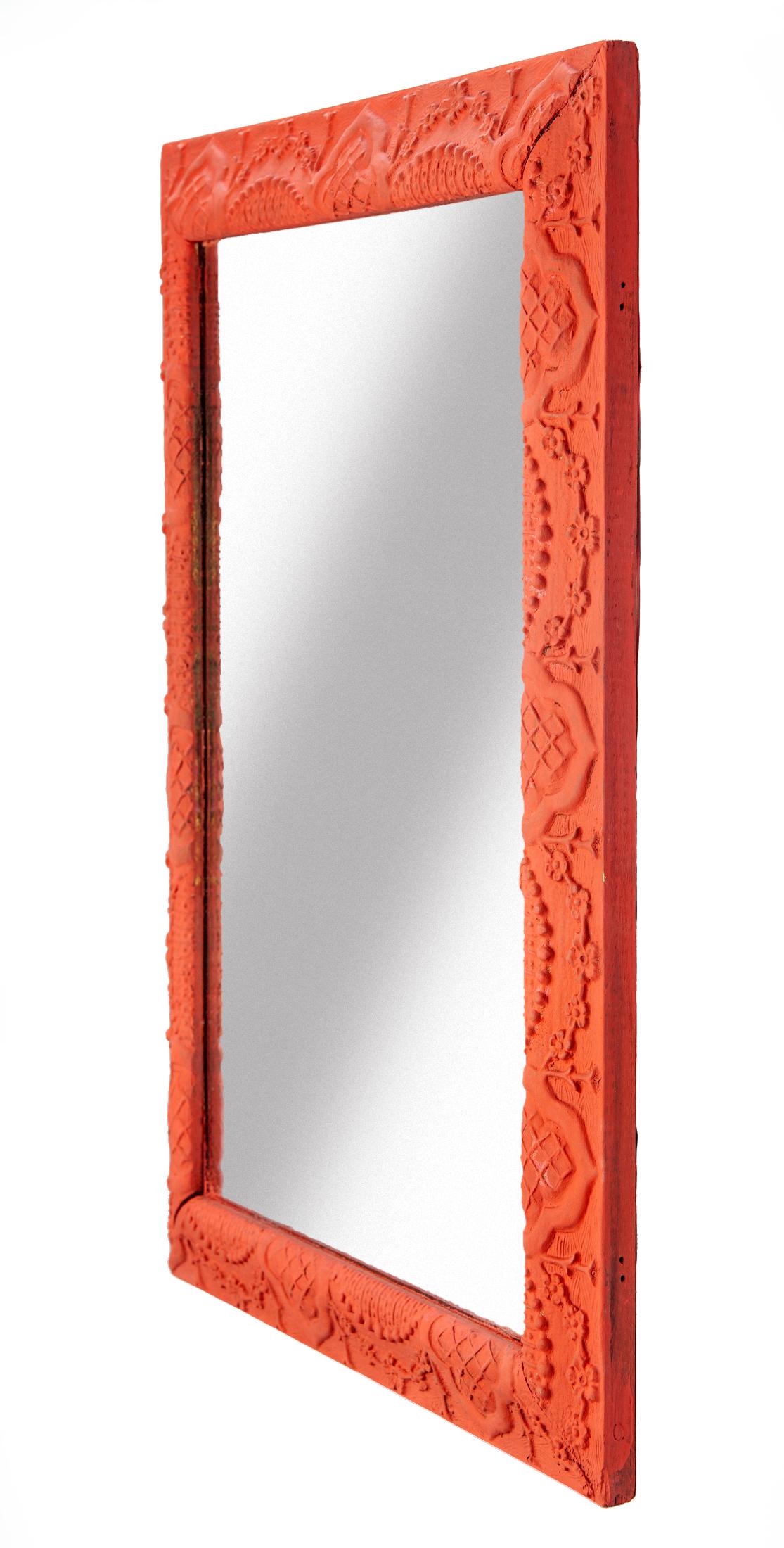 Cadre de mouvement esthétique du XIXe siècle en bois et gesso avec miroir neuf. Magnifique gesso détaillé peint à la main dans un superbe rouge corail. Câblé pour être suspendu à l'horizontale ou à la verticale.