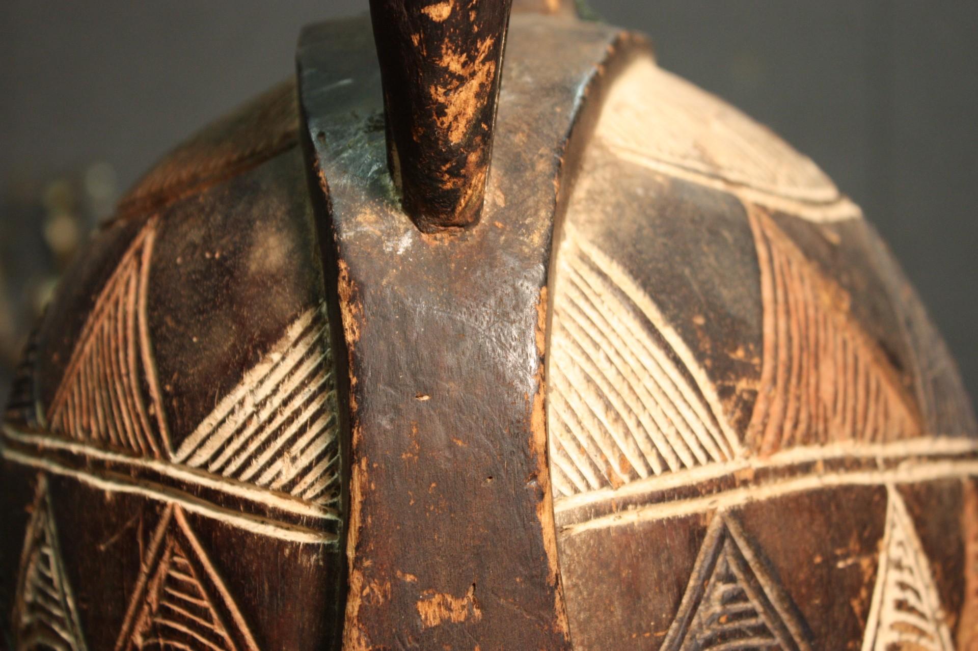 Hand Painted African Wooden Mask, 20th Century For Sale 3