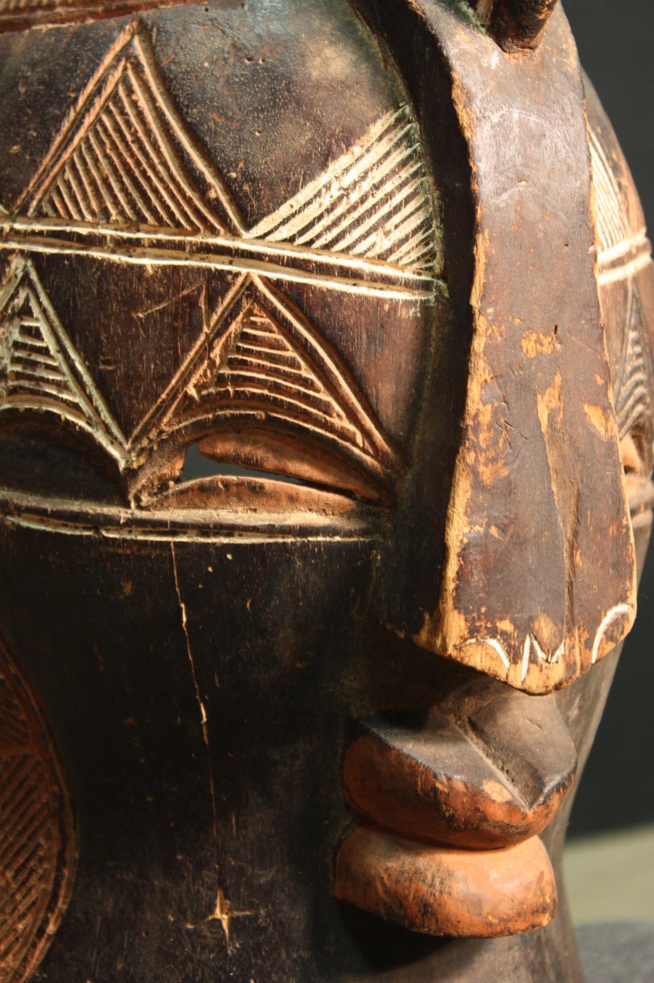 Hand Painted African Wooden Mask, 20th Century For Sale 6