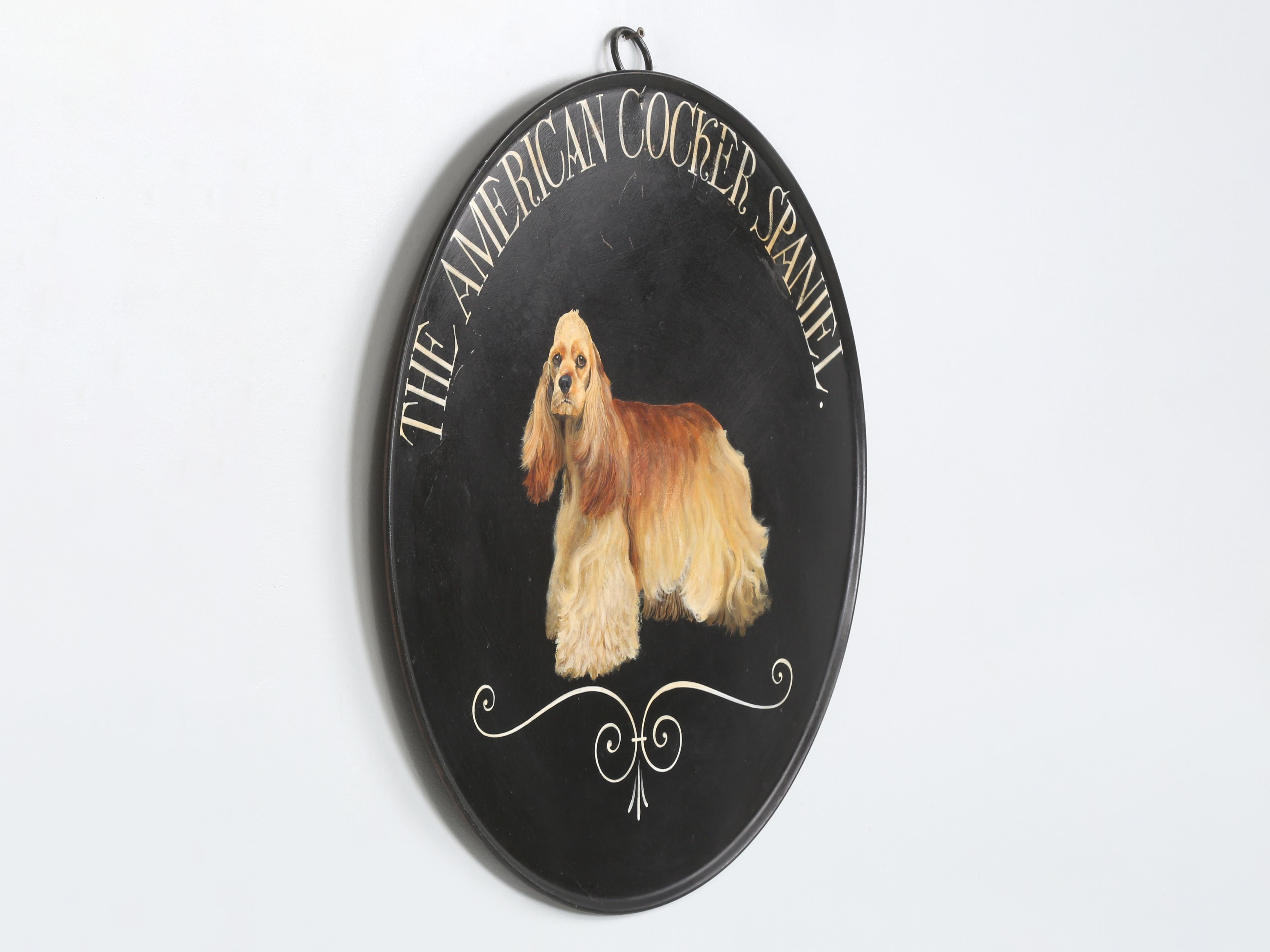 Antique British Hanging Tin Sign che un artista inglese locale è stato incaricato di dipingere il ritratto di uno Springer Spaniel americano. Vorremmo avere una storia completa, ma abbiamo acquistato il dipinto del cane da un antiquario di LeeK, in