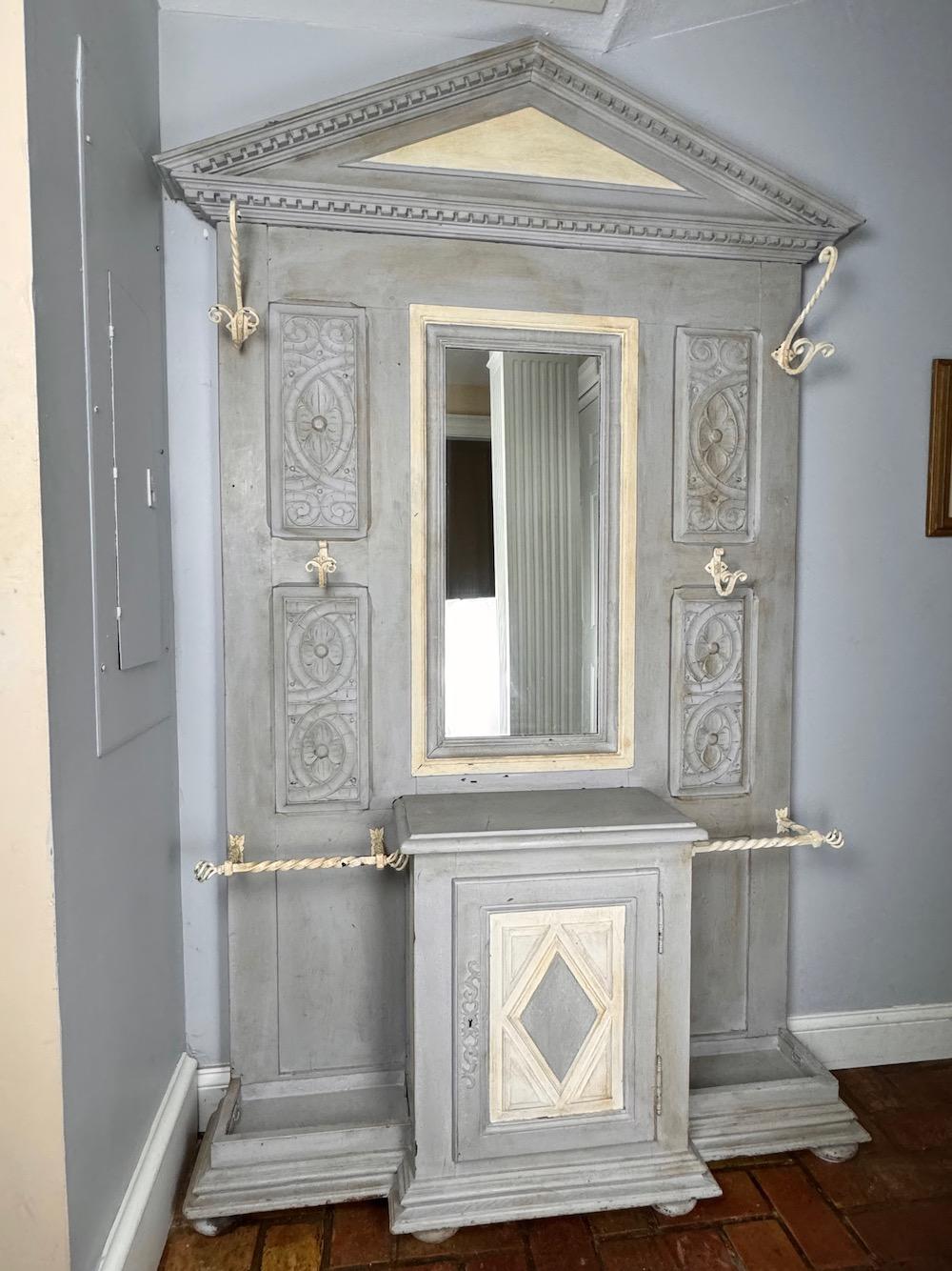 Albero da sala dipinto e intagliato a mano con specchio In condizioni buone a Redding, CT