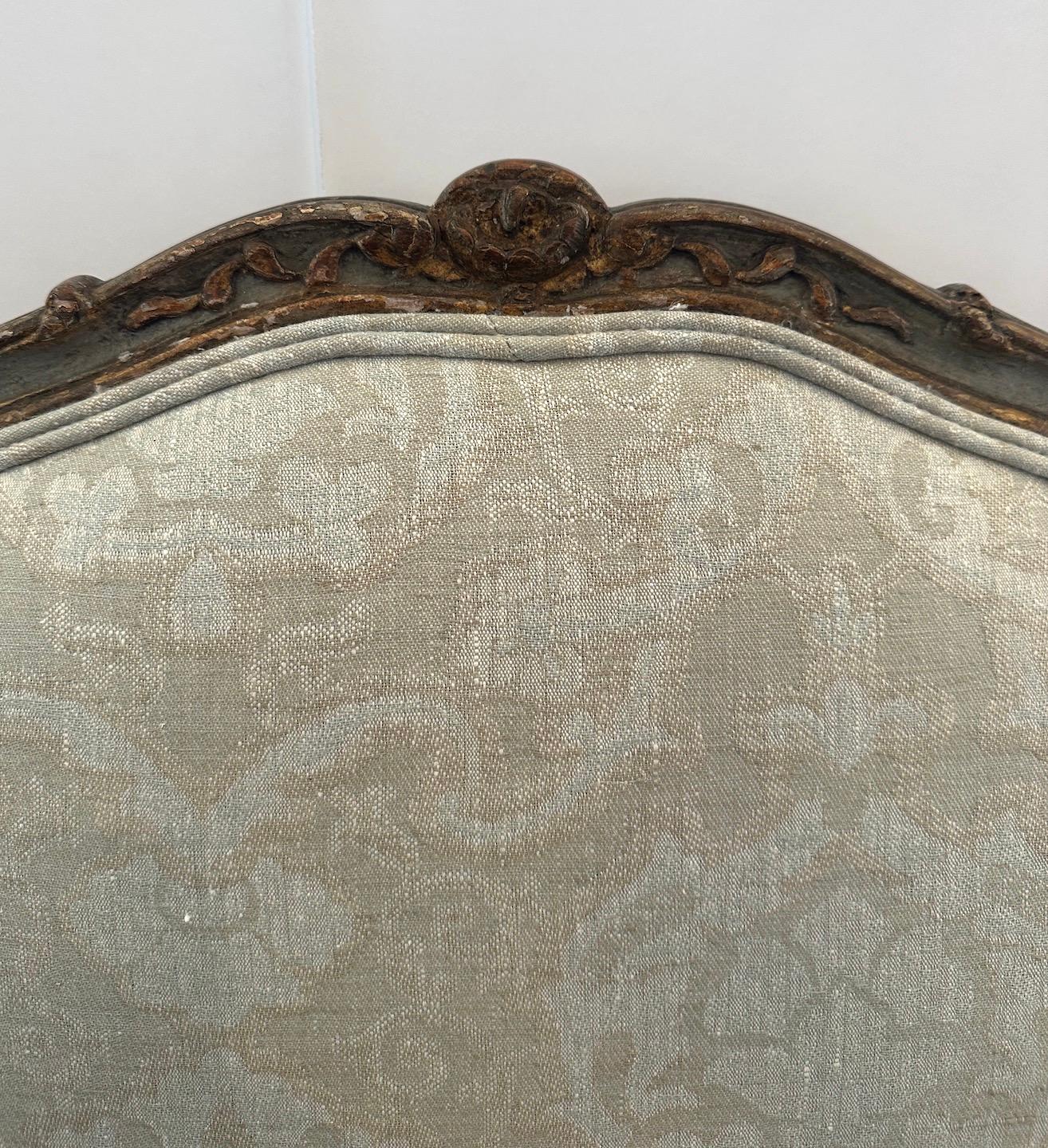 Banc tapissé et doré à la main du 18ème siècle Bon état - En vente à Los Angeles, CA