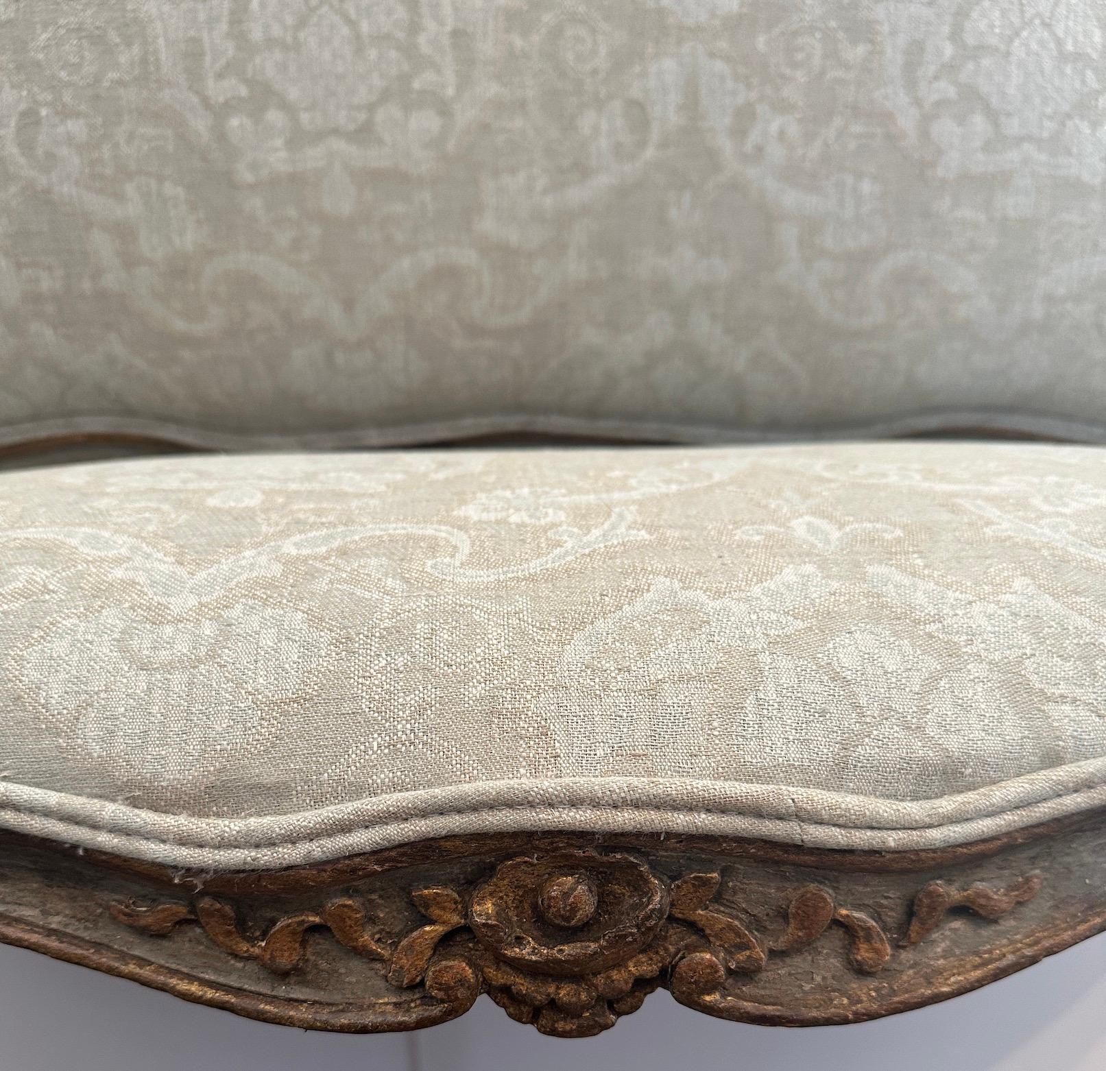 Tissu Banc tapissé et doré à la main du 18ème siècle en vente