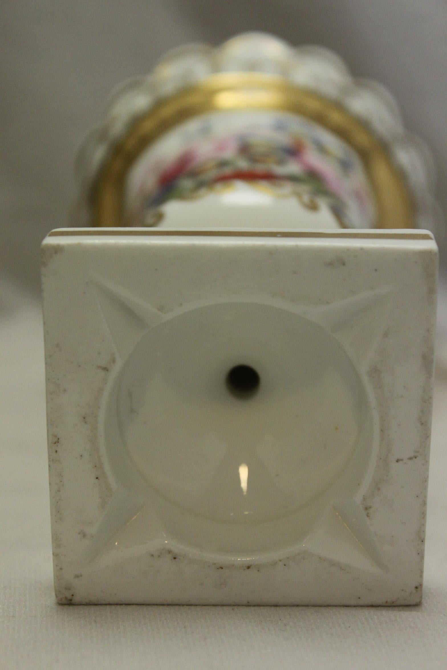 Milieu du XIXe siècle Vase peint et doré à la main attribué à Minton en vente