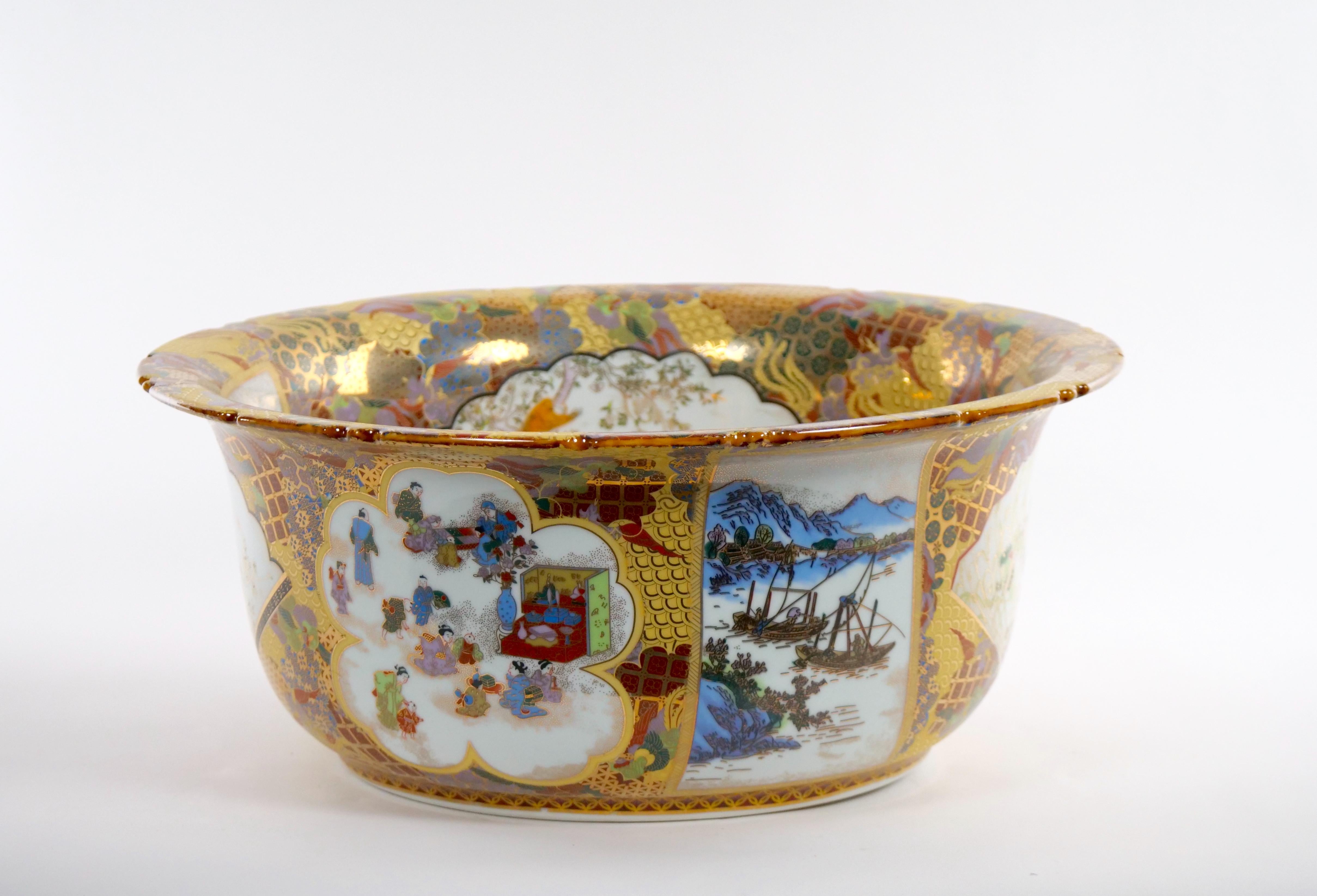 Cuenco de porcelana de exportación china pintado a mano y dorado y soporte de madera dorada en venta 7