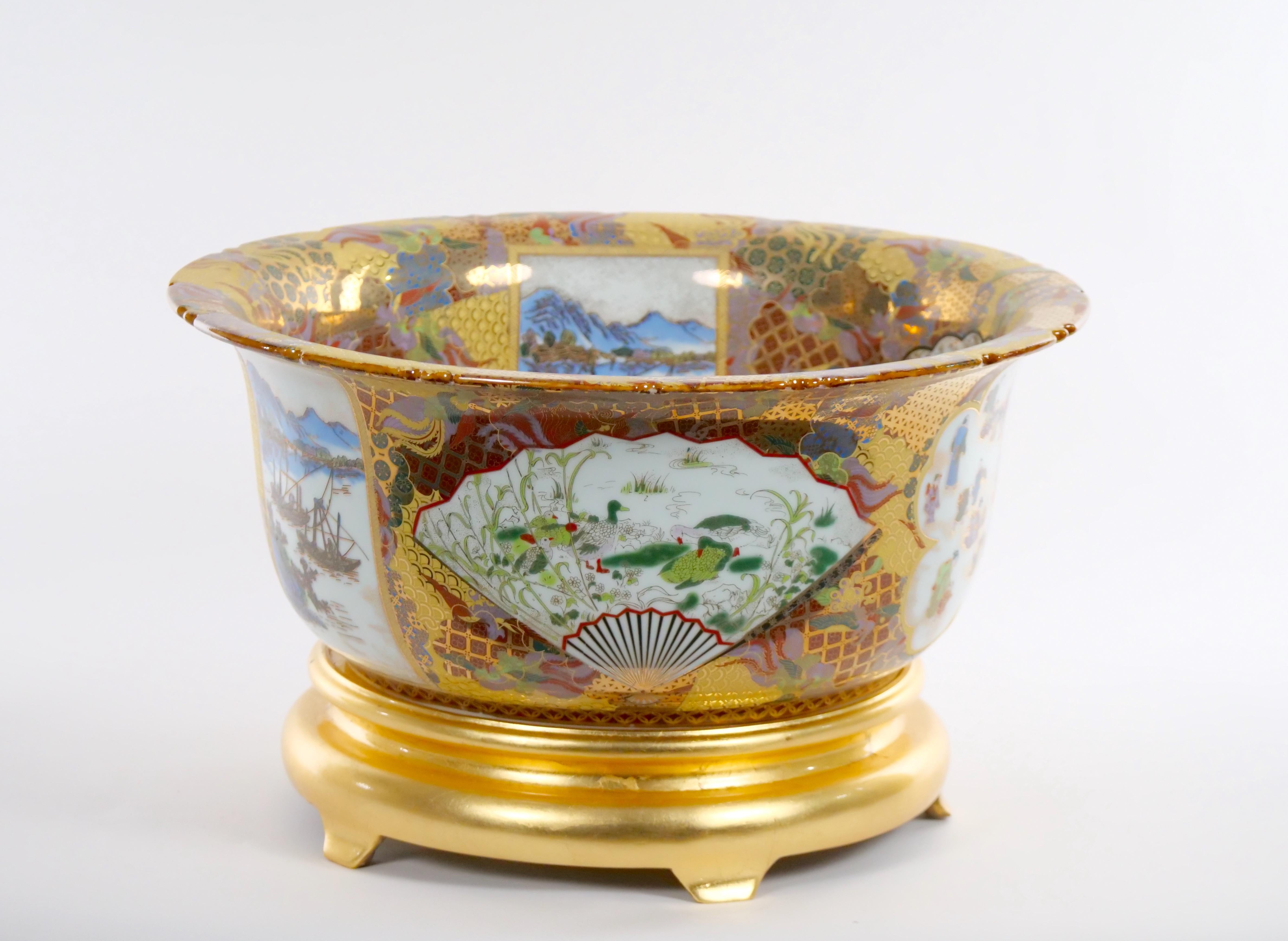 Hand Painted and Gilt Chinese Export Porcelain Centerpiece Bowl & Giltwood Stand In Good Condition For Sale In Tarry Town, NY
