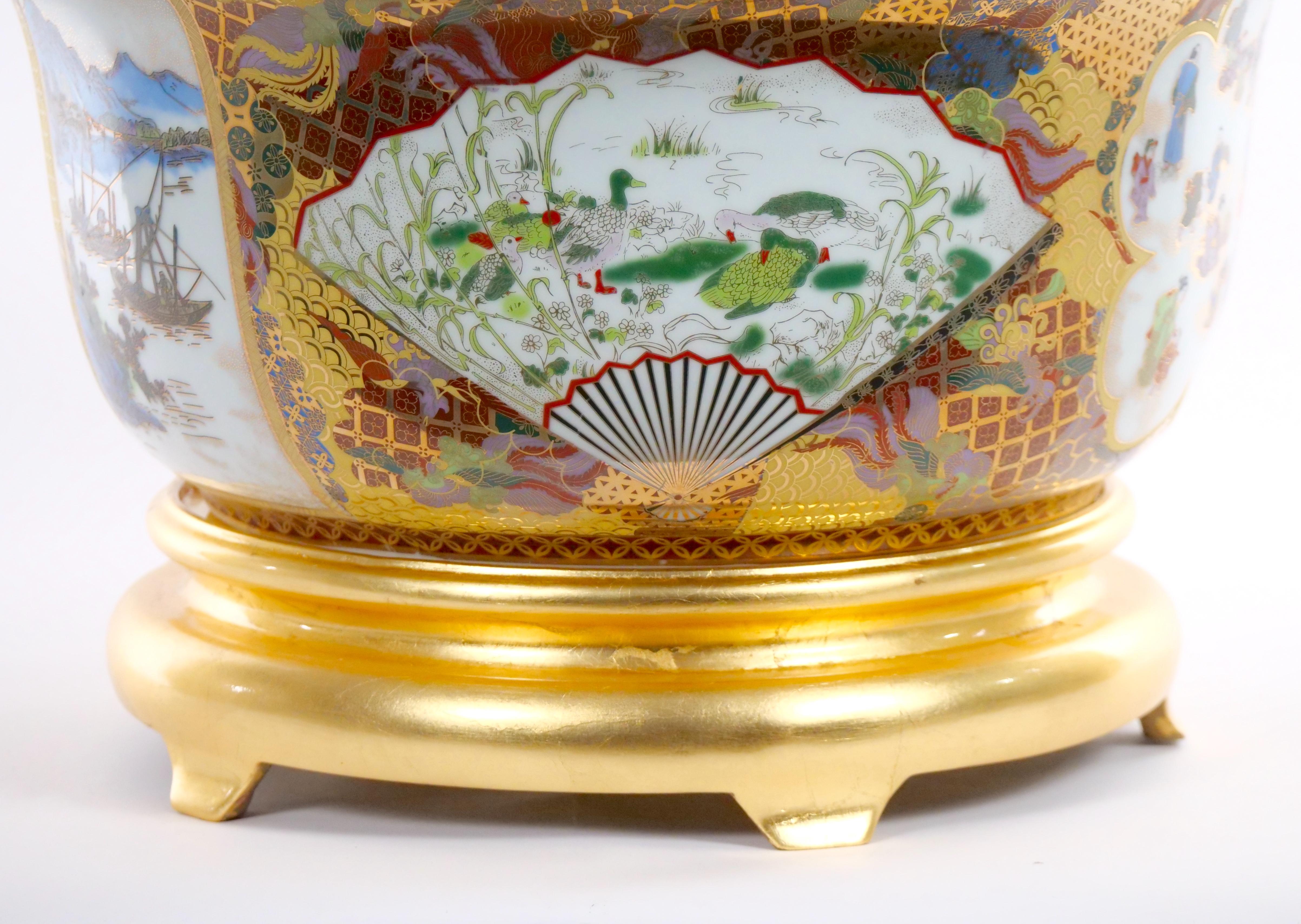 Hand Painted and Gilt Chinese Export Porcelain Centerpiece Bowl & Giltwood Stand For Sale 1